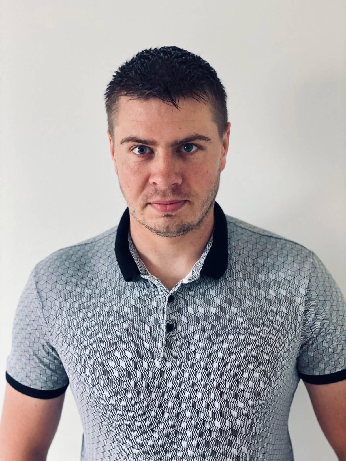 Pranašumas: pasak O.Kuzmino, šauliaituri aukščiausios kompetencijos inžinierių, IT programuotojų, kurių kariuomenė neturi, nes jie gauna penkis šešis kartus didesnes algas, nei ji galėtų pasiūlyti.