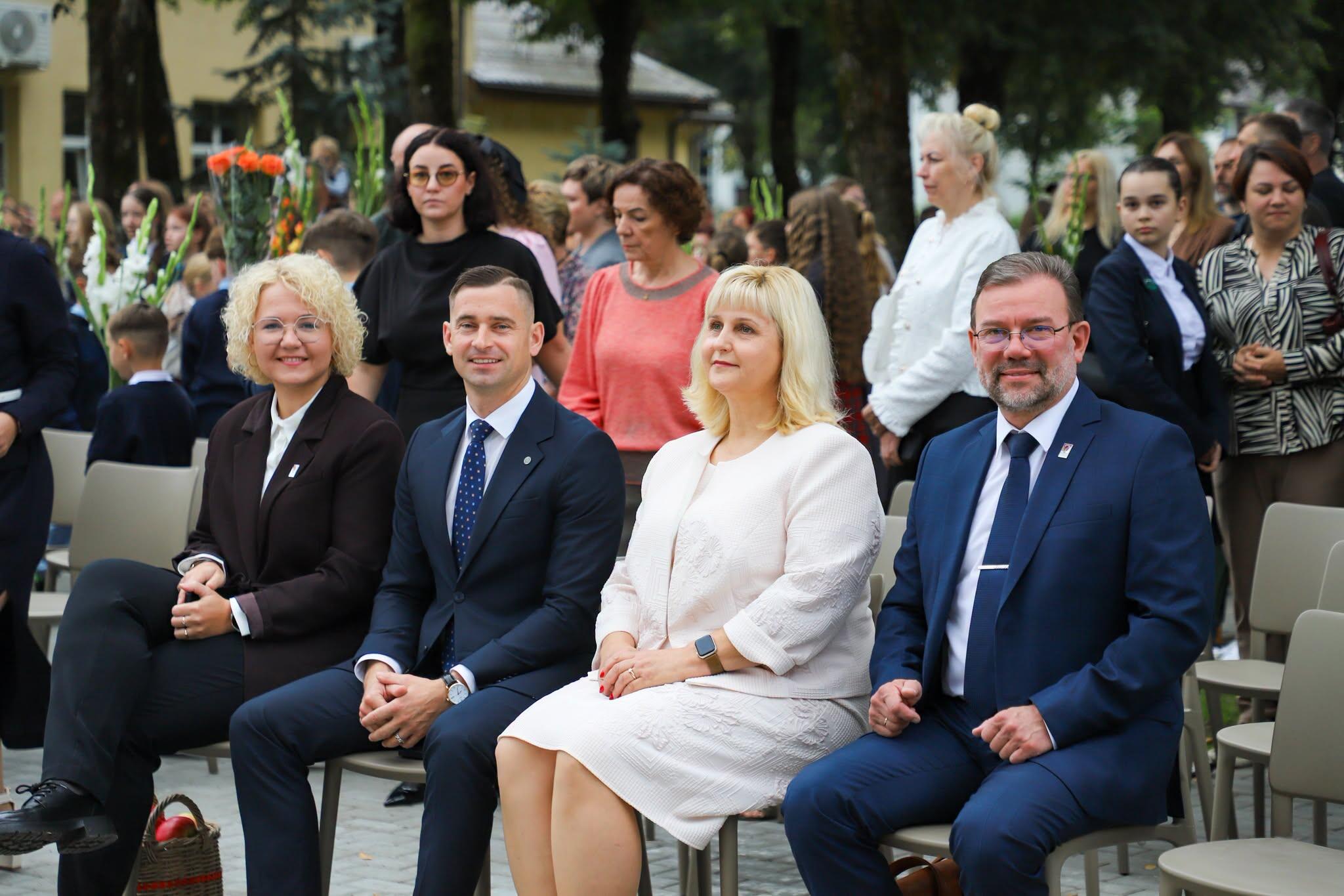 Svečiai: atnaujintos Ežerėlio pagrindinės mokyklos atidaryme dalyvavo tarybos narys Albinas Pugevičius, Kultūros, švietimo ir sporto skyriaus vedėja Jolanta Jankauskienė, administracijos direktorius M. Rikteris ir tarybos narė Monika Kiaušaitė.