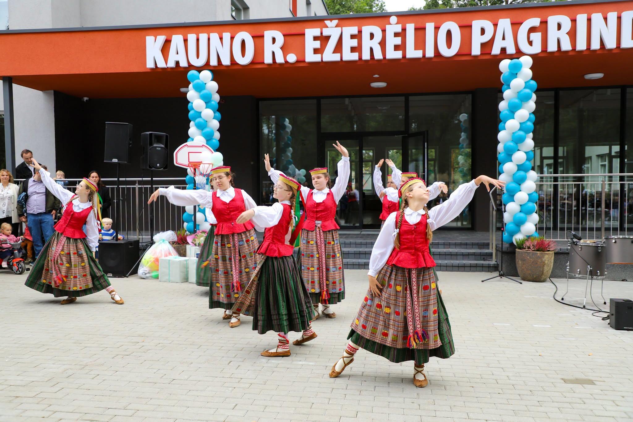 Unikalumas: nors Ežerėlio mokyklos bendruomenė nedidelė, ji išsiskiria savo pasiekimais šokyje, mene, kultūroje ir moksle.