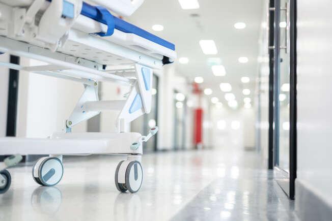 Faktorius: daugelyje JAV pastatų reikalaujama erdvių liftų medicininės pagalbos reikmėms. 