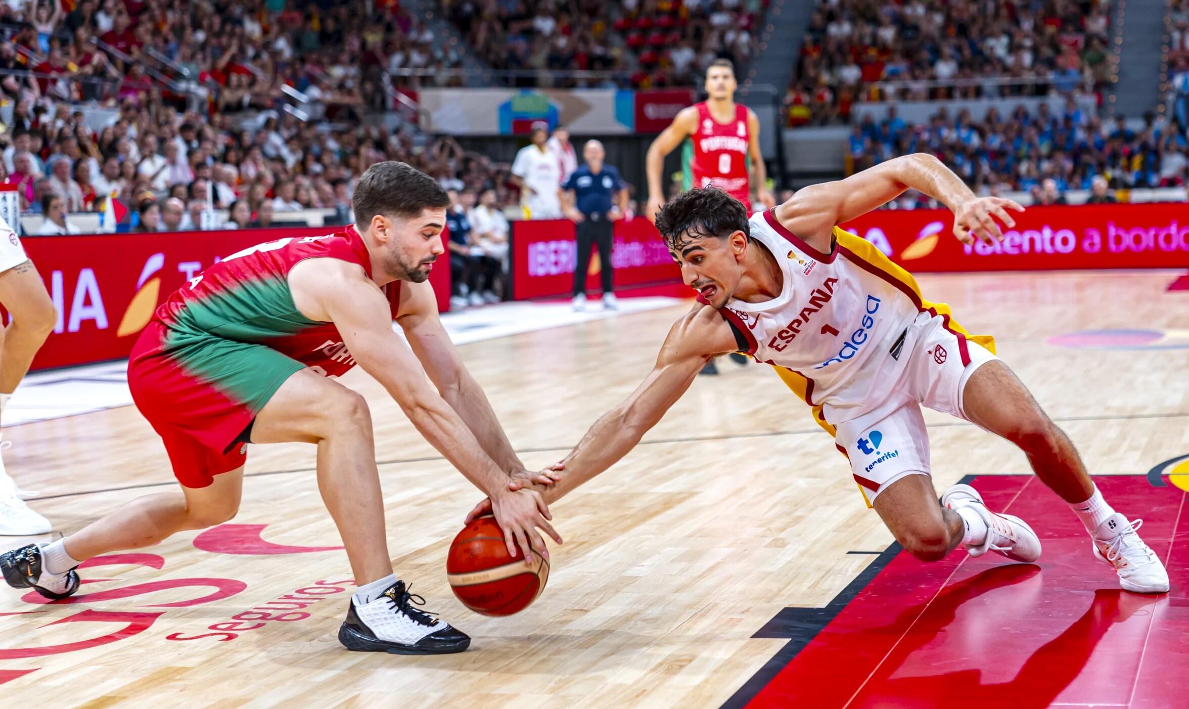 Staigmena: I grupėje portugalai svečiuose privertė kapituliuoti daugkartinius Europos čempionus ispanus (baltos spalvos apranga) 95:89.