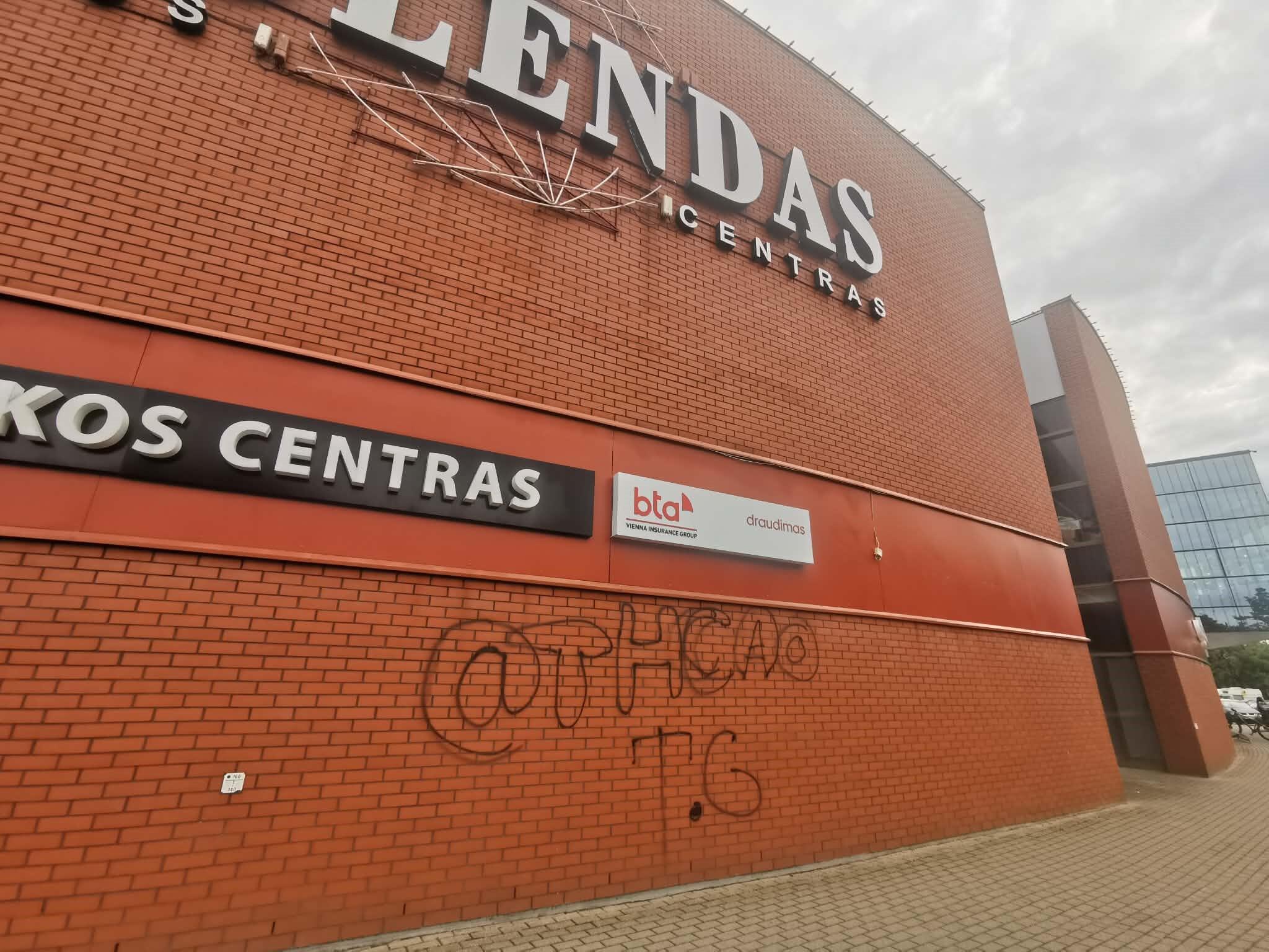 Netvarka: vandalai savo keverzones palieka ir ant miesto prekybos centrų sienų.