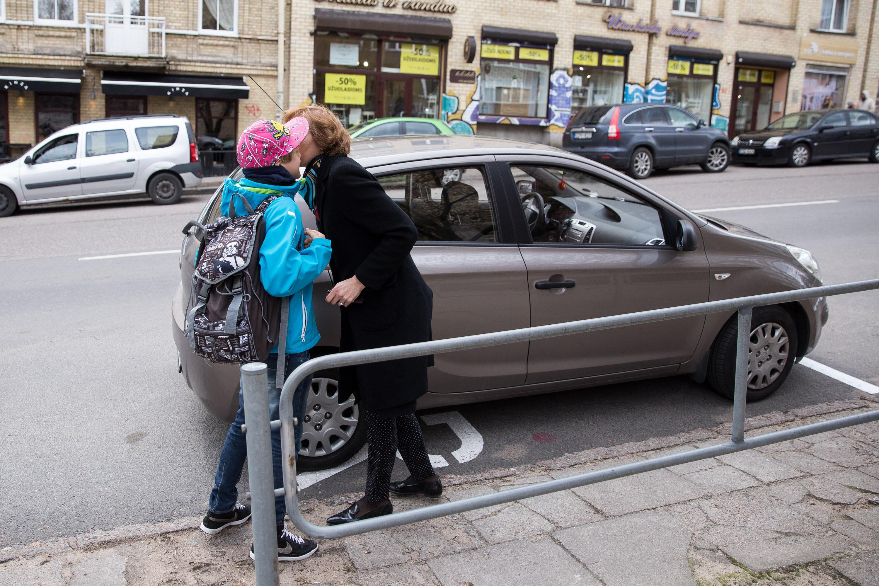 Rizika: viena pavojingiausių situacijų prie mokyklų – chaotiškas vaikų išlaipinimas ir paėmimas.