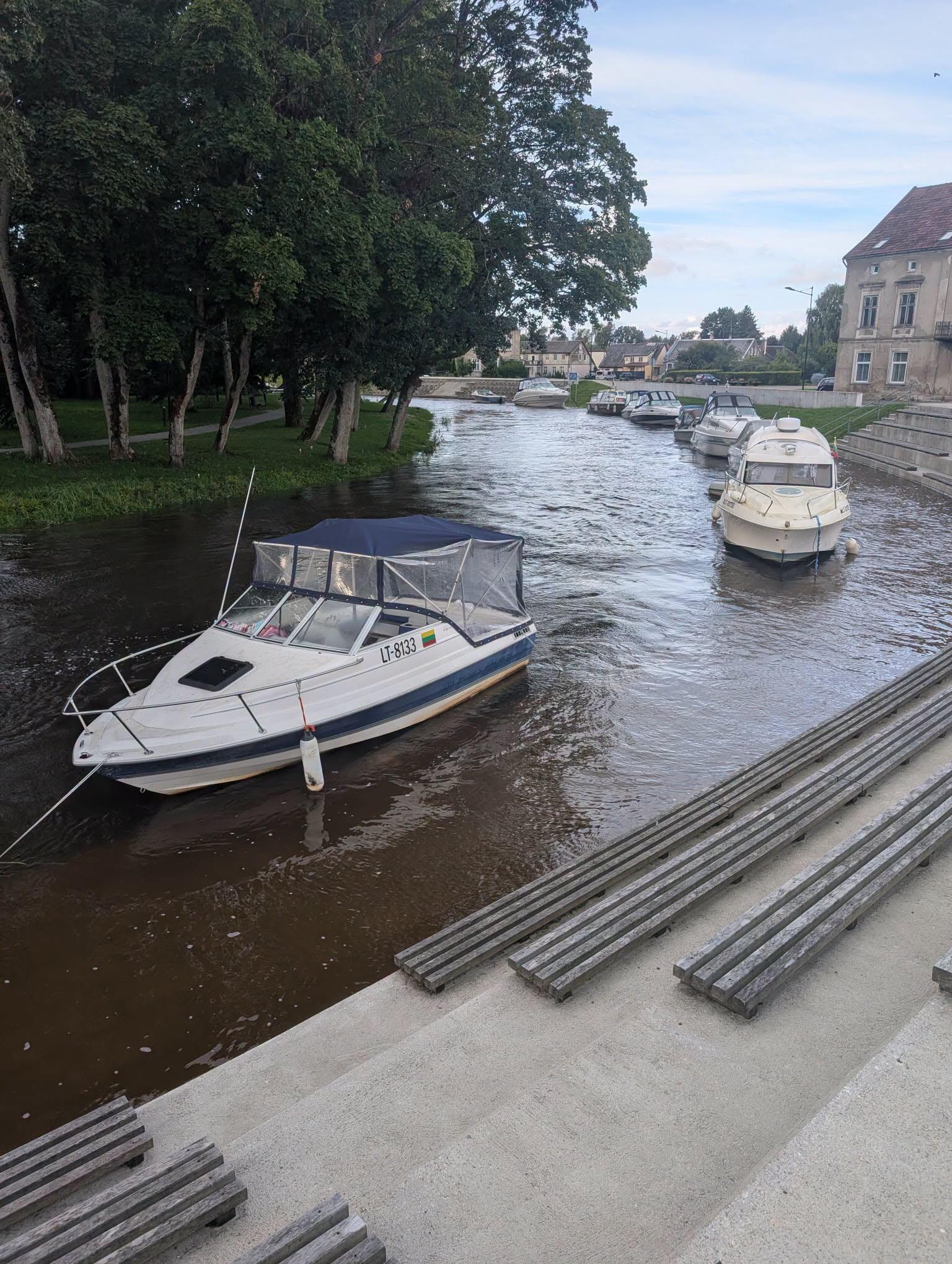 Perspėjo: pakilęs vanduo Šyšos upėje stebina praeivius, atrodo, kad laivus savininkai pritvirtino upės viduryje.
