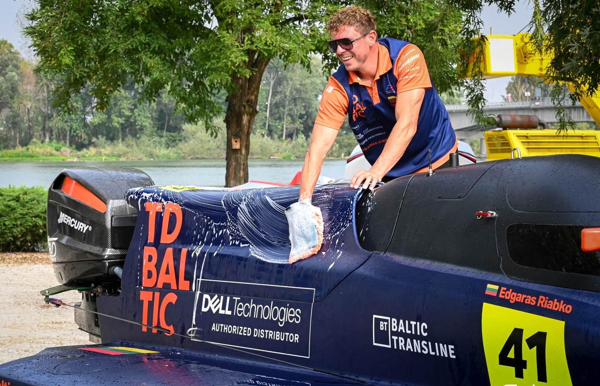 Sezonas: E. Riabko – motorlaivių „F2“ pasaulio čempionato lyderis.