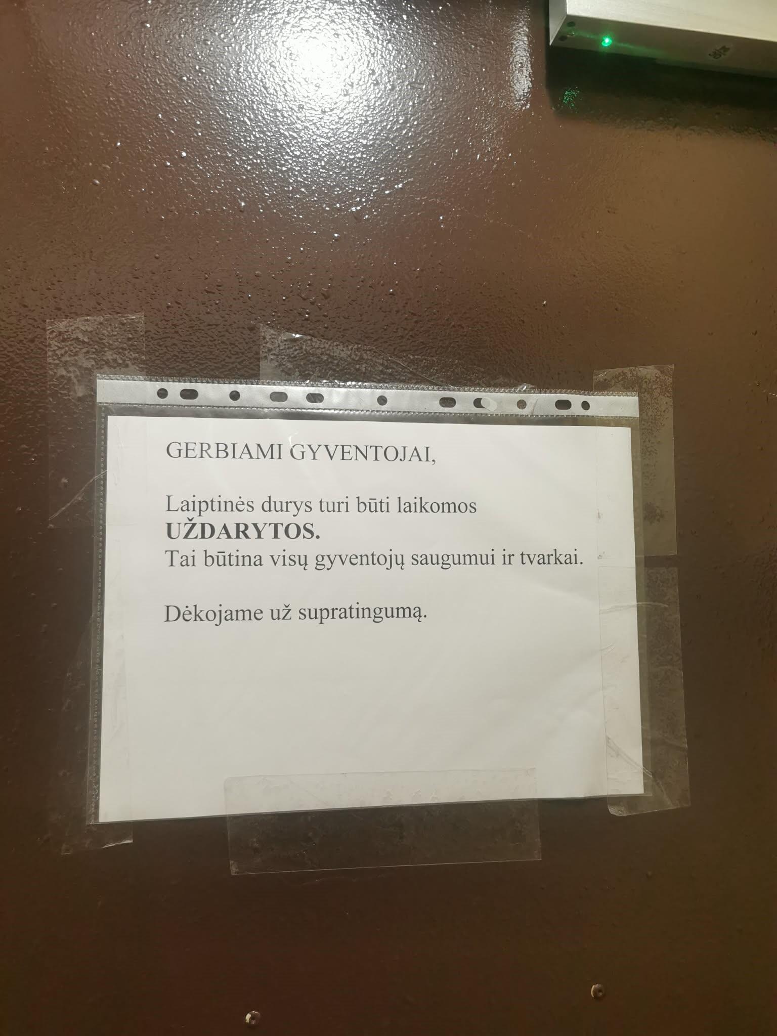 Ignoruoja: ant daugiabučio laiptinės durų atsiradusiame lapelyje gyventojų prašoma duris laikyti uždarytas, tačiau tokių perspėjimų ne visada paisoma.