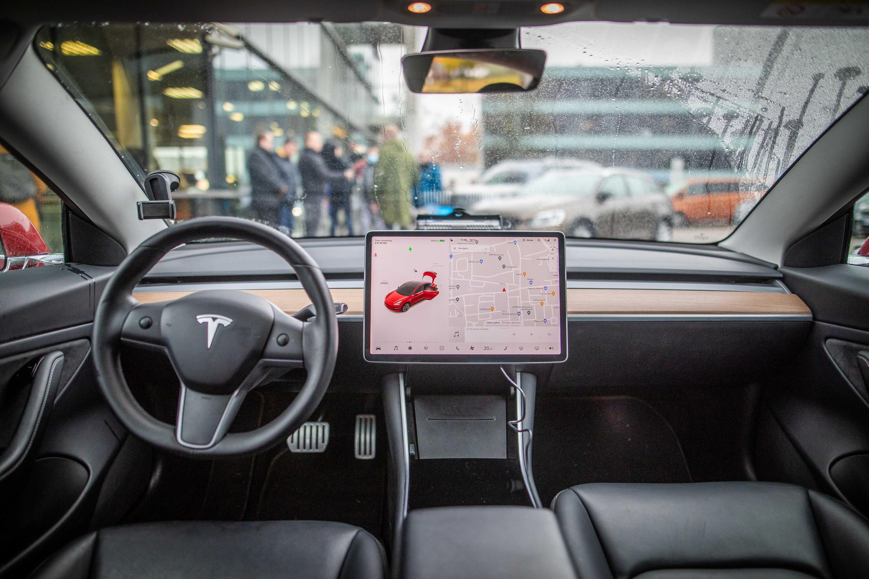 Variantas: ieškant paramos reikalavimus atitinkančio naudoto automobilio, racionaliausia dairytis į 2022 m. ir kiek naujesnius modelius – pvz., „Tesla Model 3“.