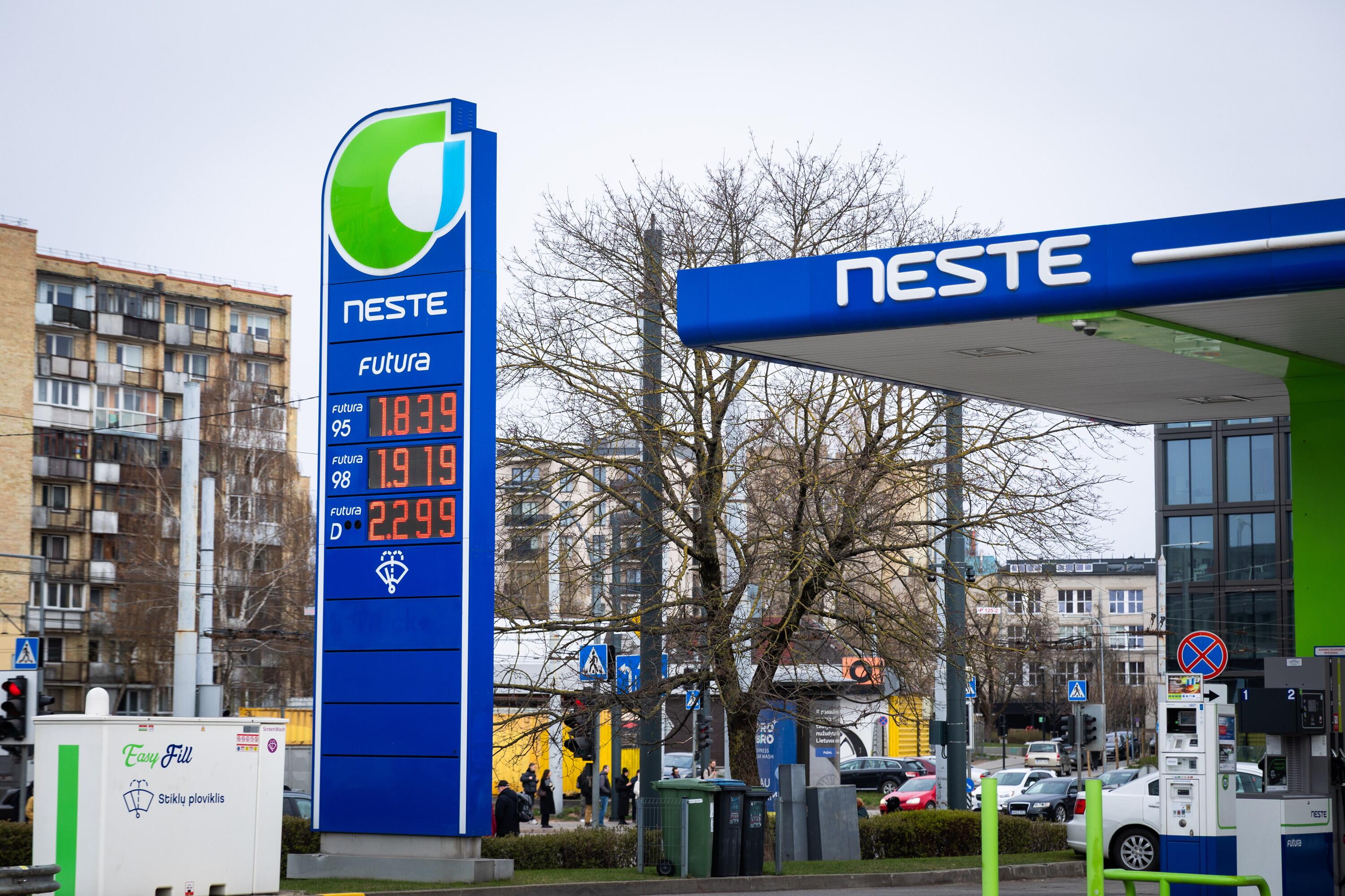 Faktorius: pastaruoju metu aukštumas šturmuojančios tradicinių degalų kainos verčia vairuotojus ieškoti netradicinių išeičių.