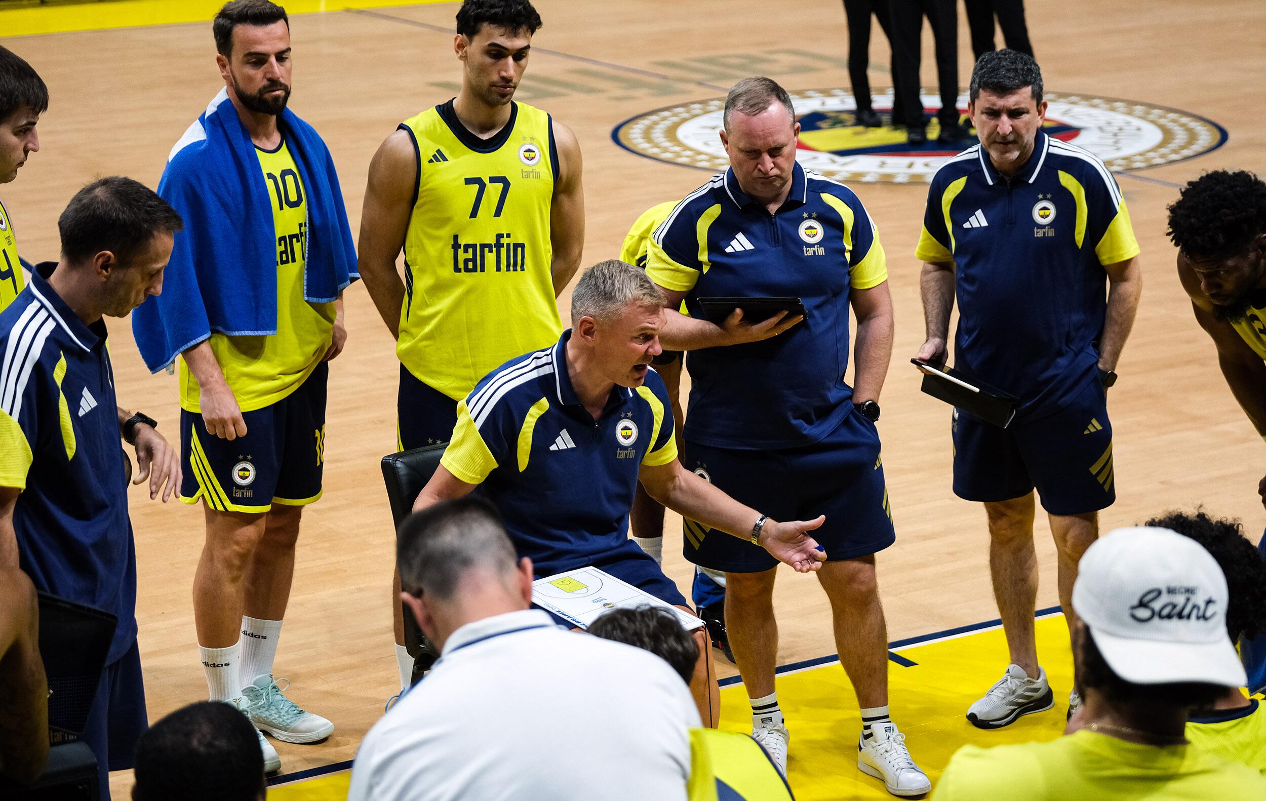 Trofėjus: Š. Jasikevičiaus treniruojama „Fenerbahce“ ruošiasi mūšiui dėl Eurolygos supertaurės.