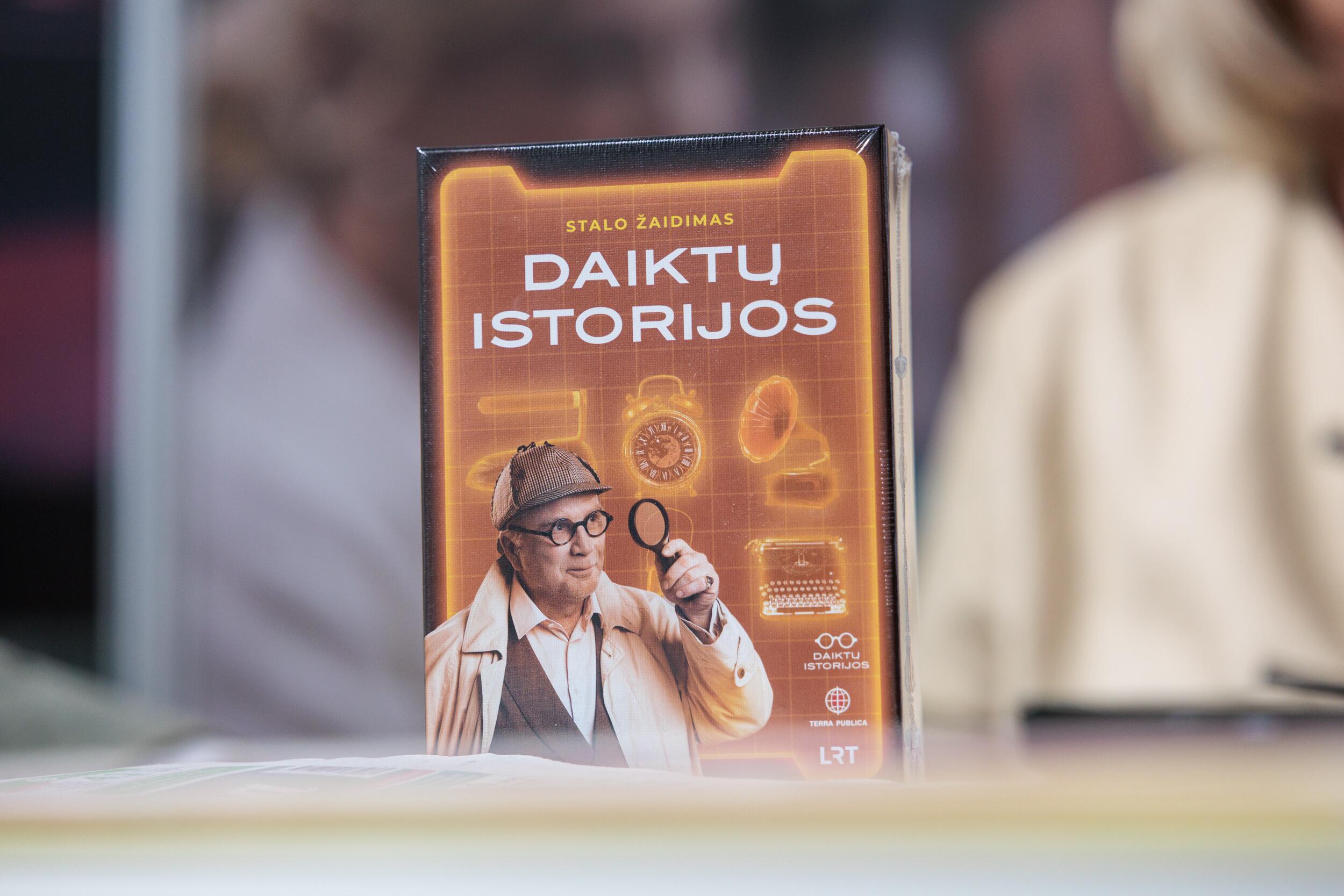  Tęstinumas: iš bendro Editos ir Sauliaus projekto „Daiktų istorijos“ gimė ir to paties pavadinimo stalo žaidimas, kurio kiekviena korta kviečia mąstyti, spėlioti, diskutuoti. 