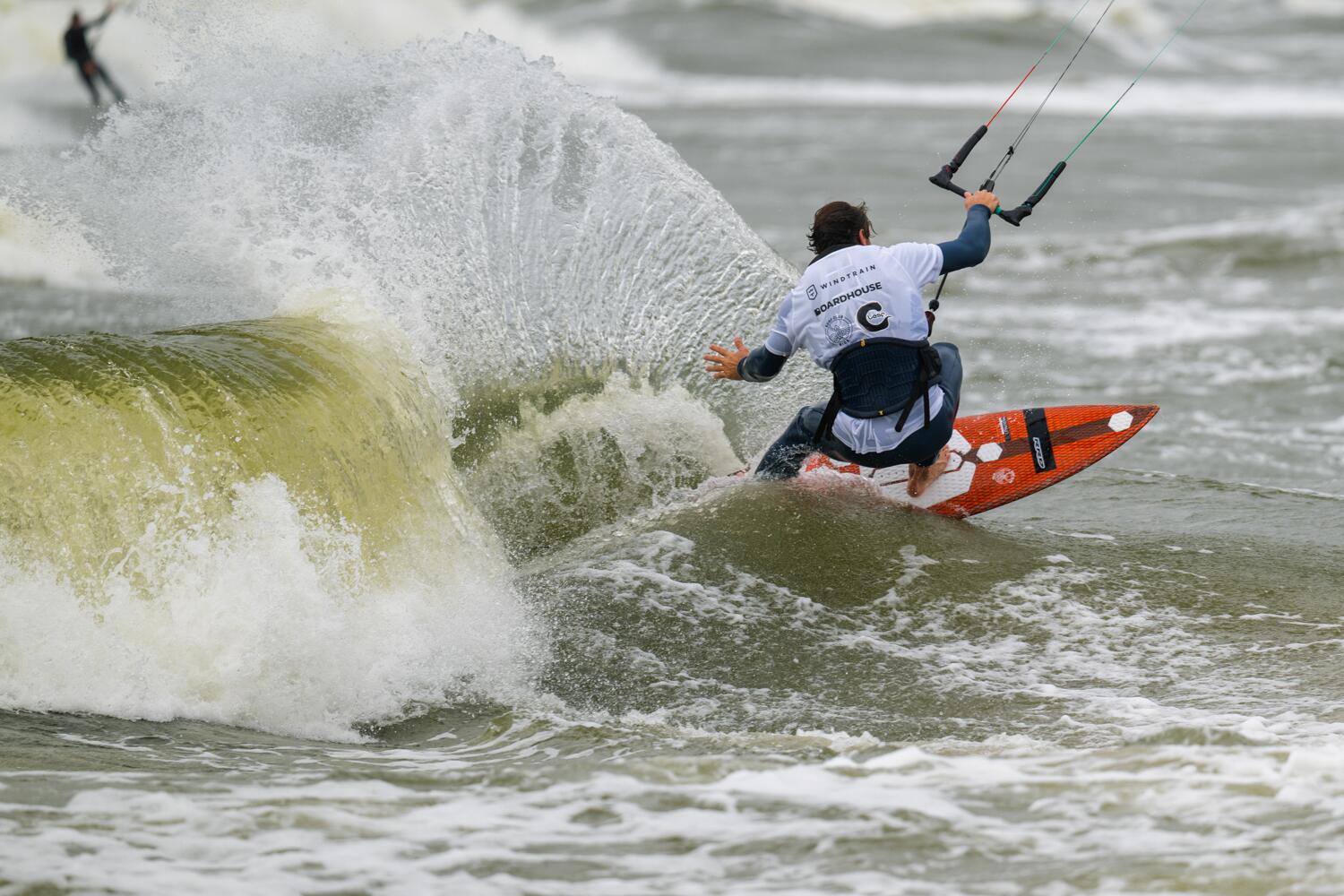 Vertinimas: teisėjai sprendė, kaip sportininkas parenka bangą, ar geba ją „išvažiuoti“, ar sklandžiai jungia manevrus.