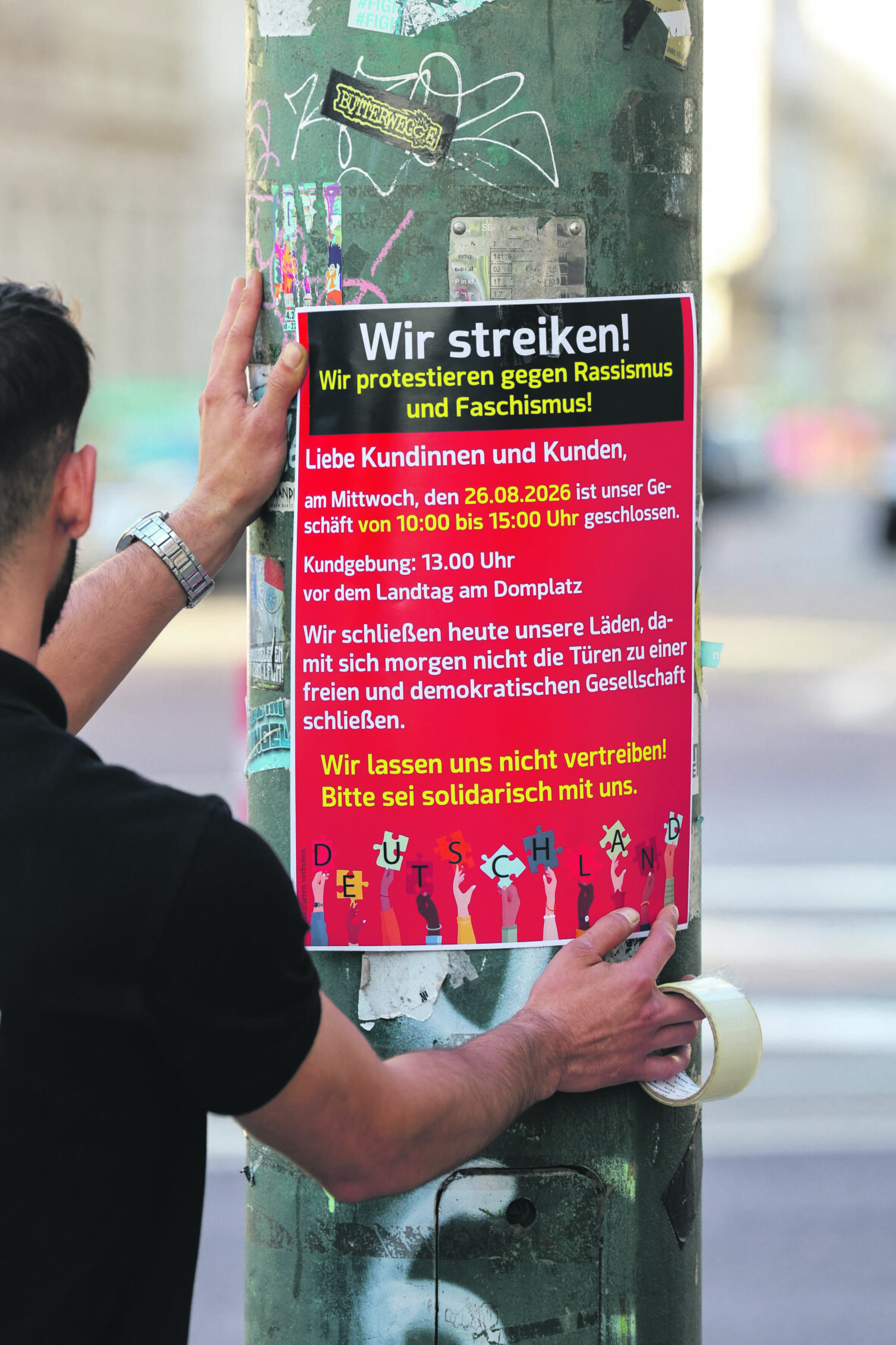 Balsai: protestuodami prieš AfD planus sukurti migrantams nepalankias sąlygas, rugpjūčio 26 d. streiką surengė nevokiečių kilmės prekybininkai ir jiems prijaučiantys kolegos vokiečiai.
