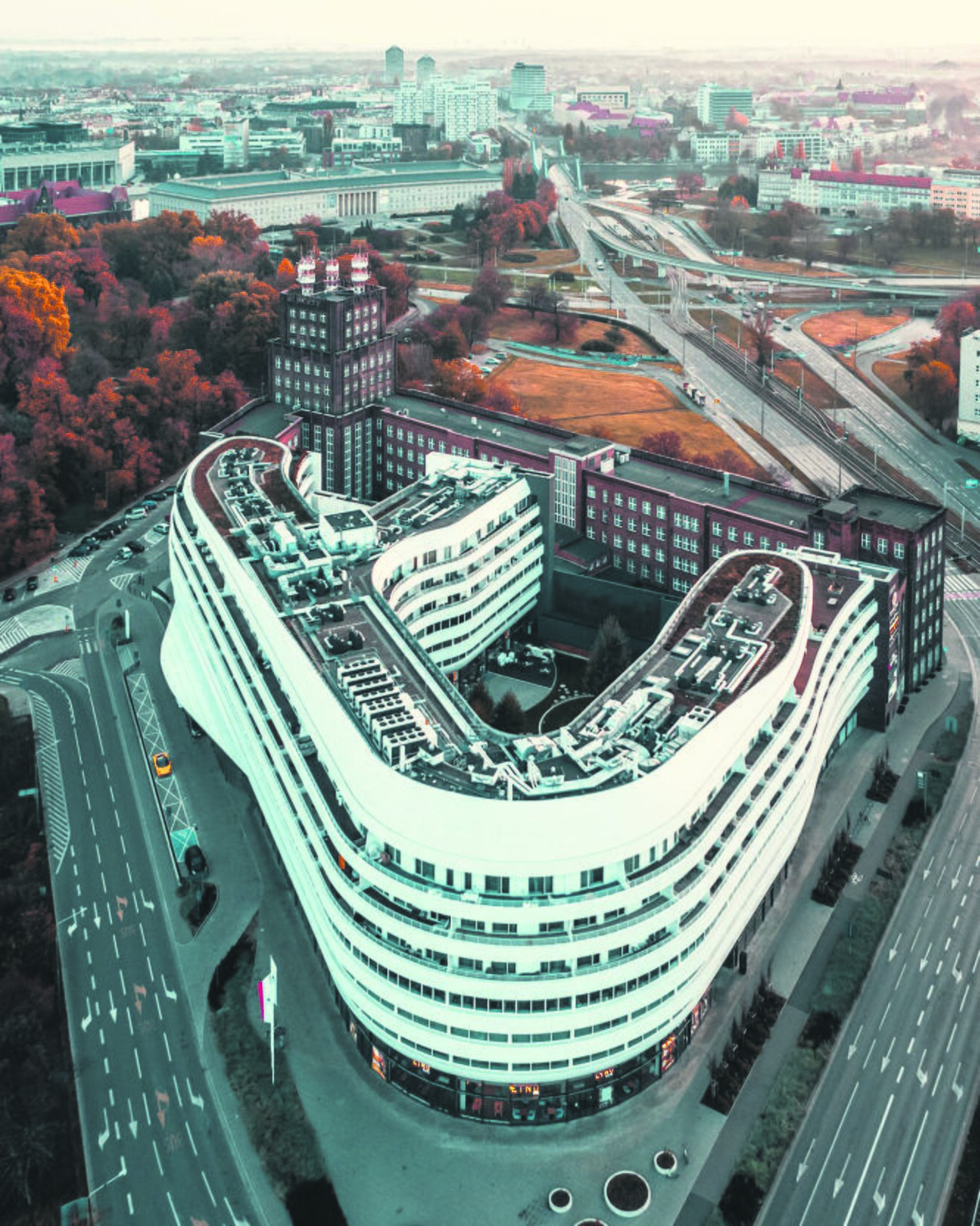 Skulptūriškas: vandens lašą primenančio „OVO Wrocław“ pastato fasadas pagamintas iš balto koriano.