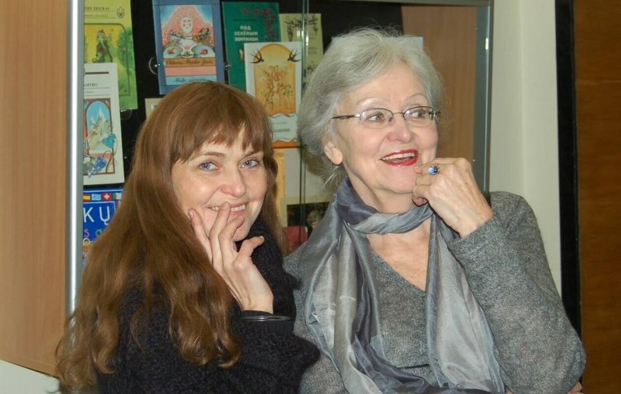 Duetas: R. Skučaitė su dukra Jūrate – poetės knygų iliustruotoja. 2006 m.
