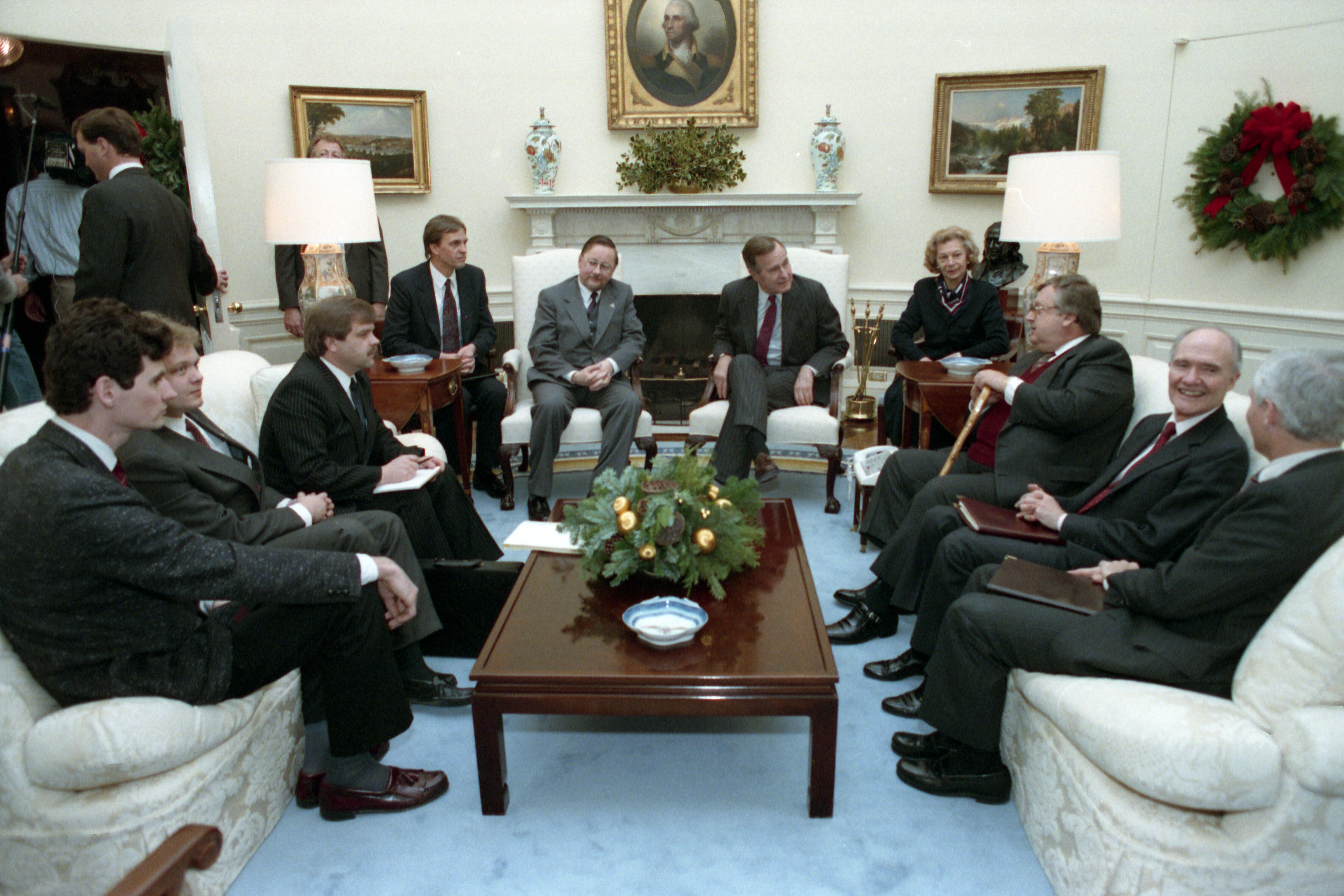 Pripažinimas: Lietuvos delegacijos Baltuosiuose rūmuose apsilankymas 1990 m. gruodį. Centre – JAV prezidentas G. H. W. Bushas ir prof. V. Landsbergis. JAV delegacijos vertėjos pozicijoje – A. GensUstjanauskas.