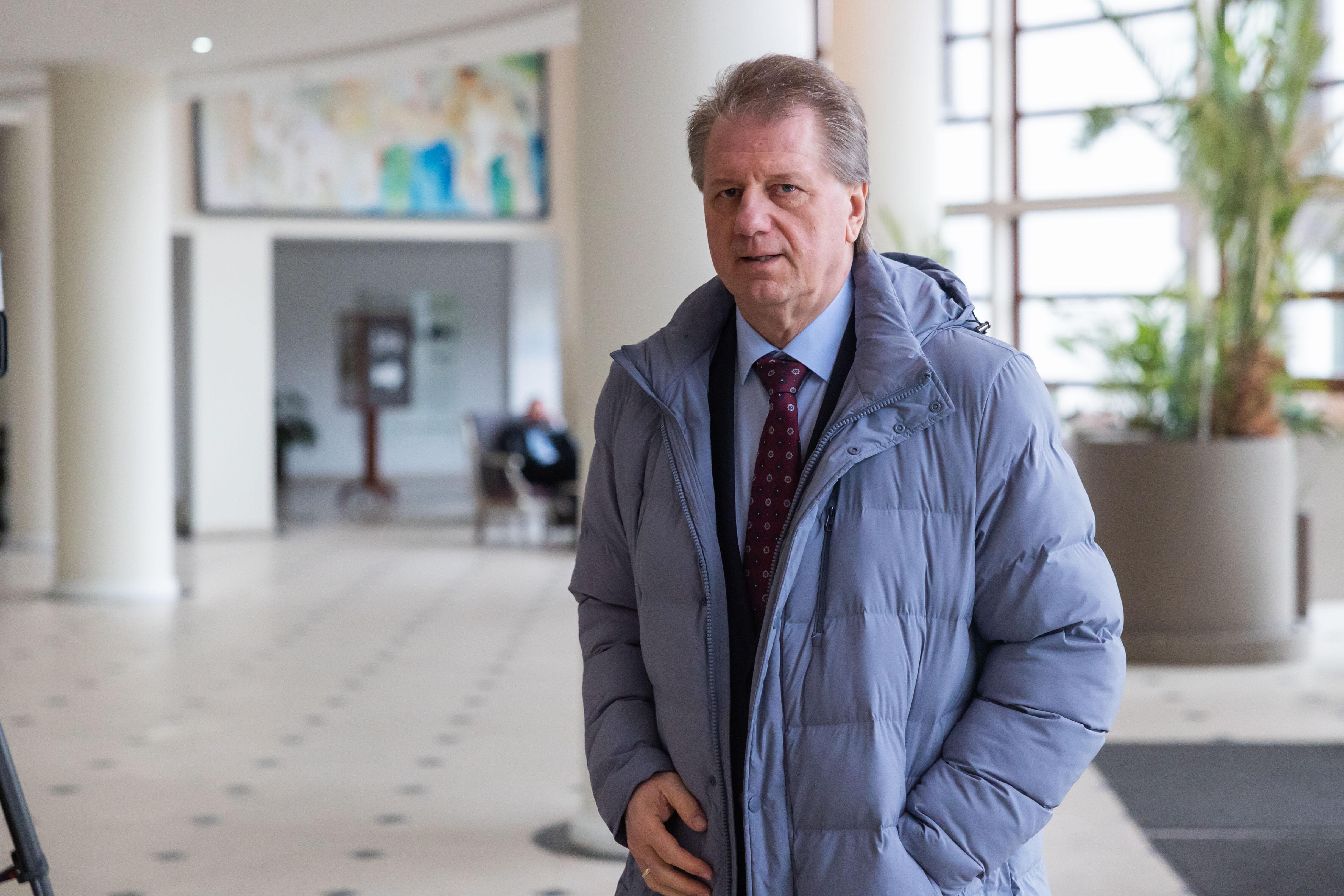 Situacija: S. Čaplinskas pastebi, kad priklausomybę besigydantis žmogus asinuodijęs gali patekti į skubiosios pagalbos skyrių, bet paskui grįžti namo ir po kelių savaičių vėl atsidurti ten pat.