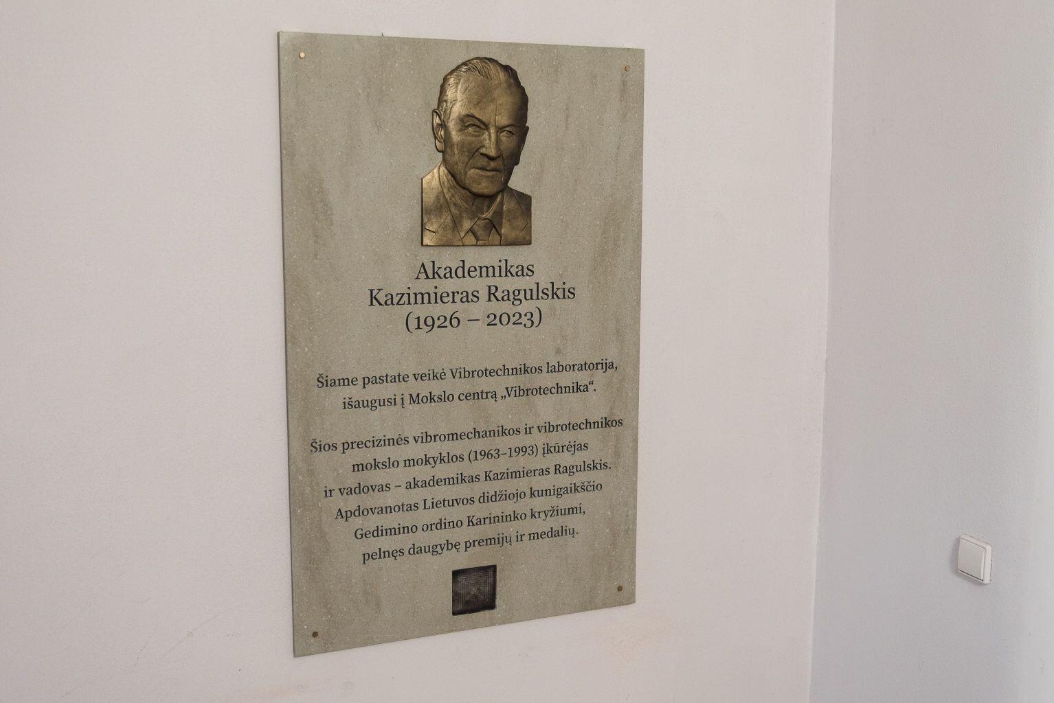 Ženklas: KTU Pirmuosiuose rūmuose atidengta akademiko K. Ragulskio veiklai skirta bareljefinė lenta.