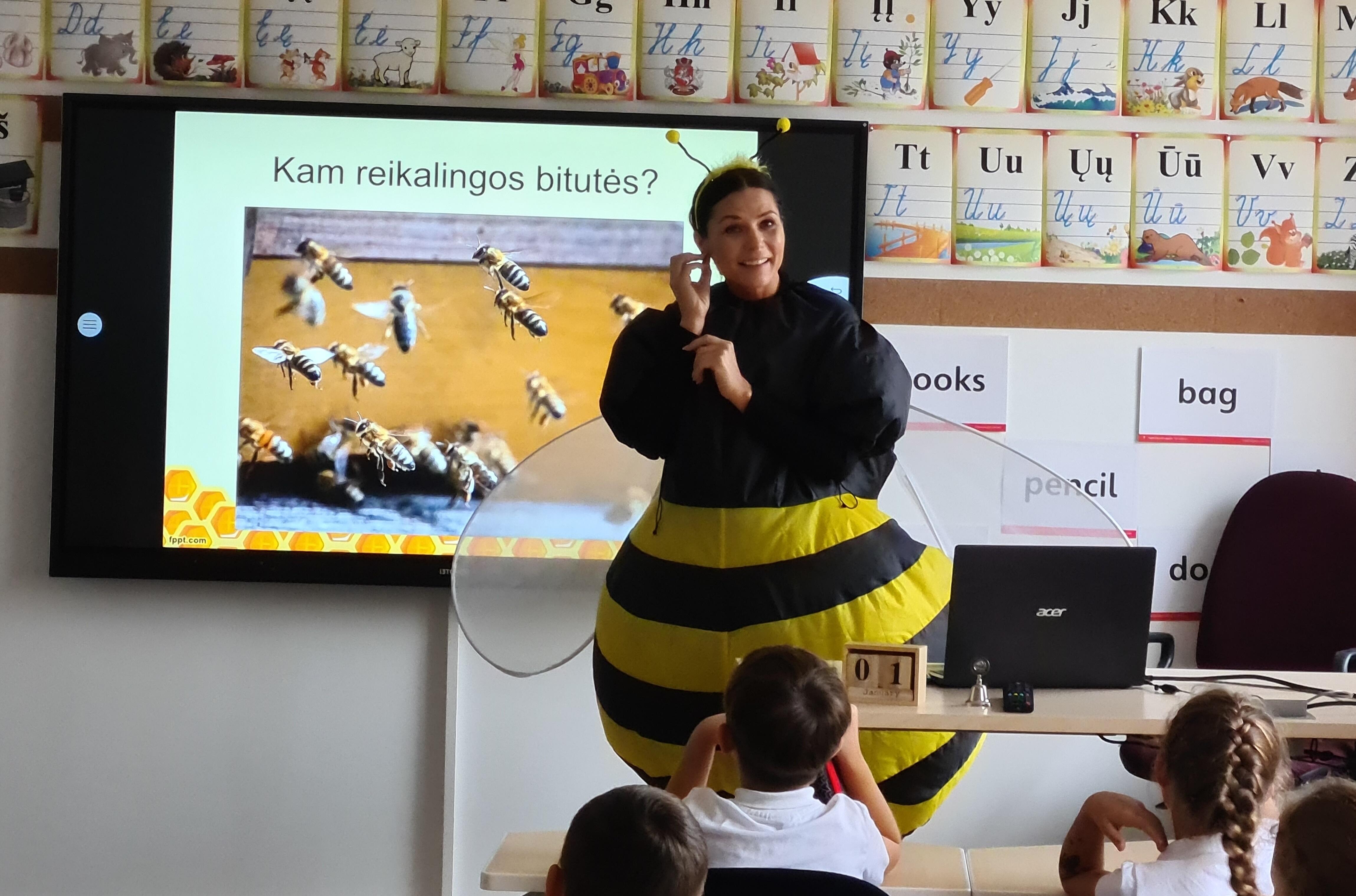 Žaismingai: ma­žuo­sius klau­sy­to­jus itin su­do­mi­na ži­nios apie medų, ku­rio­mis da­li­ja­si to­kia mie­la „bi­tu­tė“.