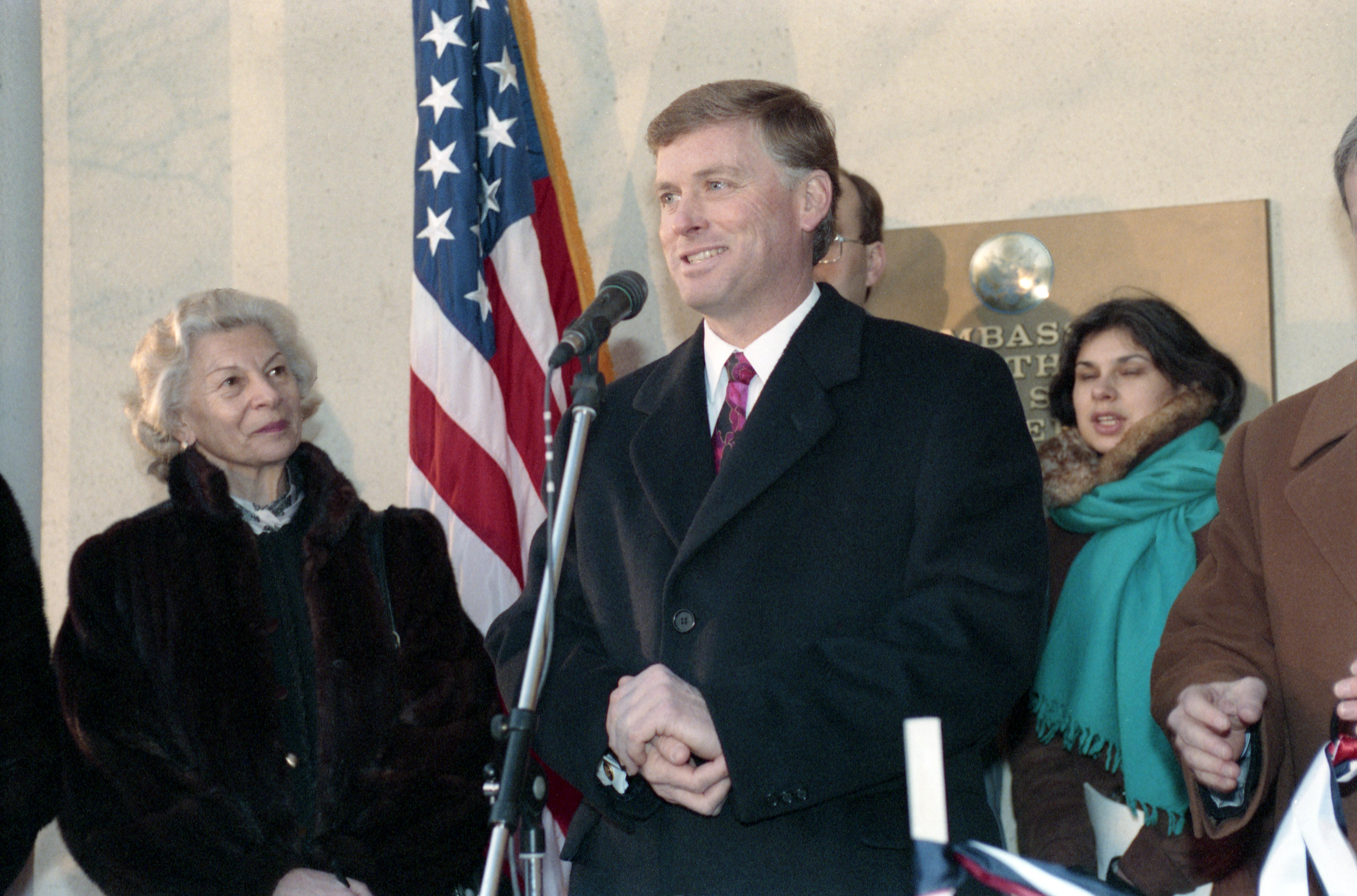 Istorija: 1992 m. JAV viceprezidento D. Quayle’o vizito Lietuvoje akimirka. Nuotraukoje – D. Quayle’as ir A. Gens-Ustjanauskas prie JAV ambasados Vilniuje.