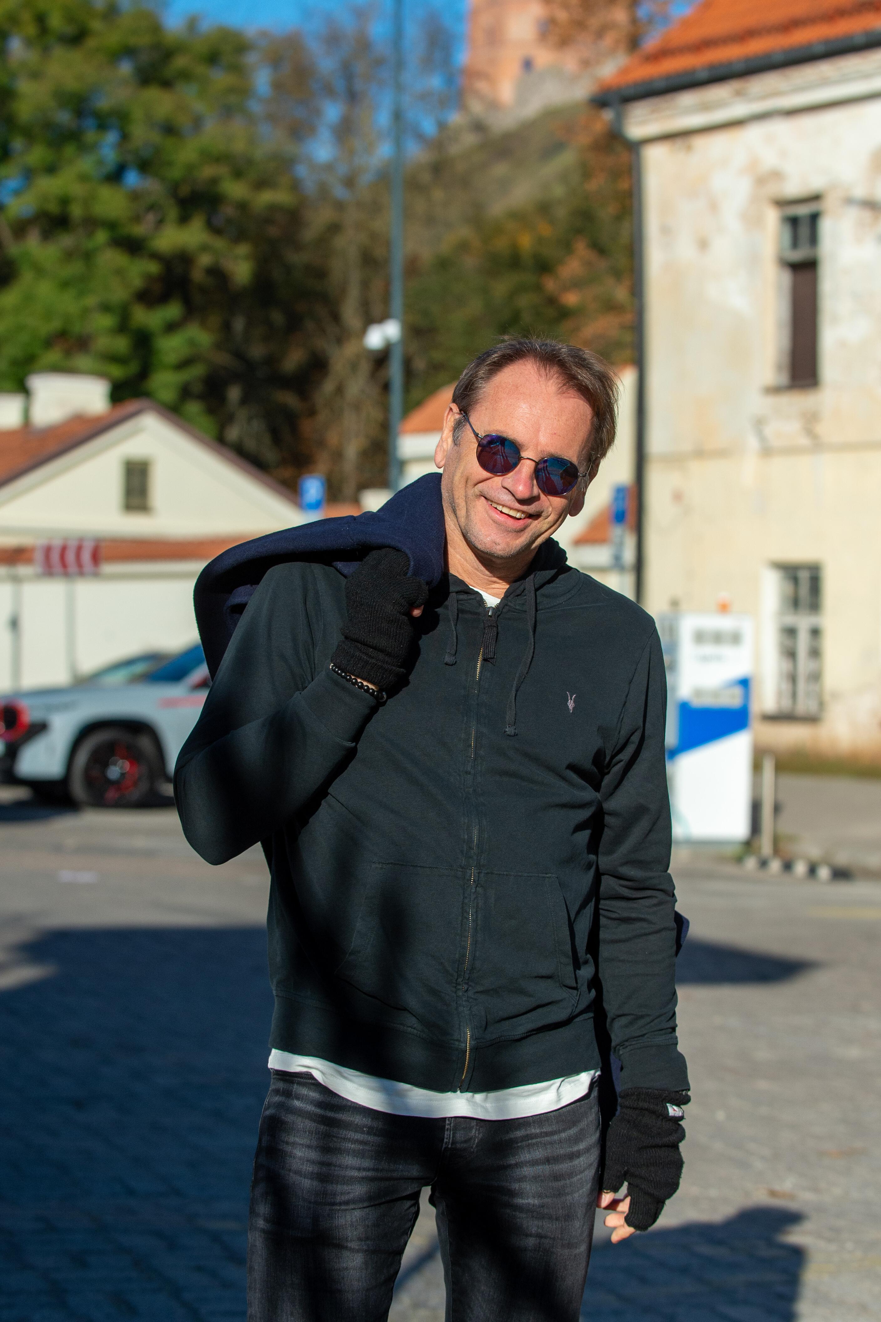 Paprasta: „Viskas, ką darai savanoriškai dėl kitų ir nesiekdamas naudos sau, jau yra gėris savo šaliai“, – įsitikinęs M. Mikutavičius.