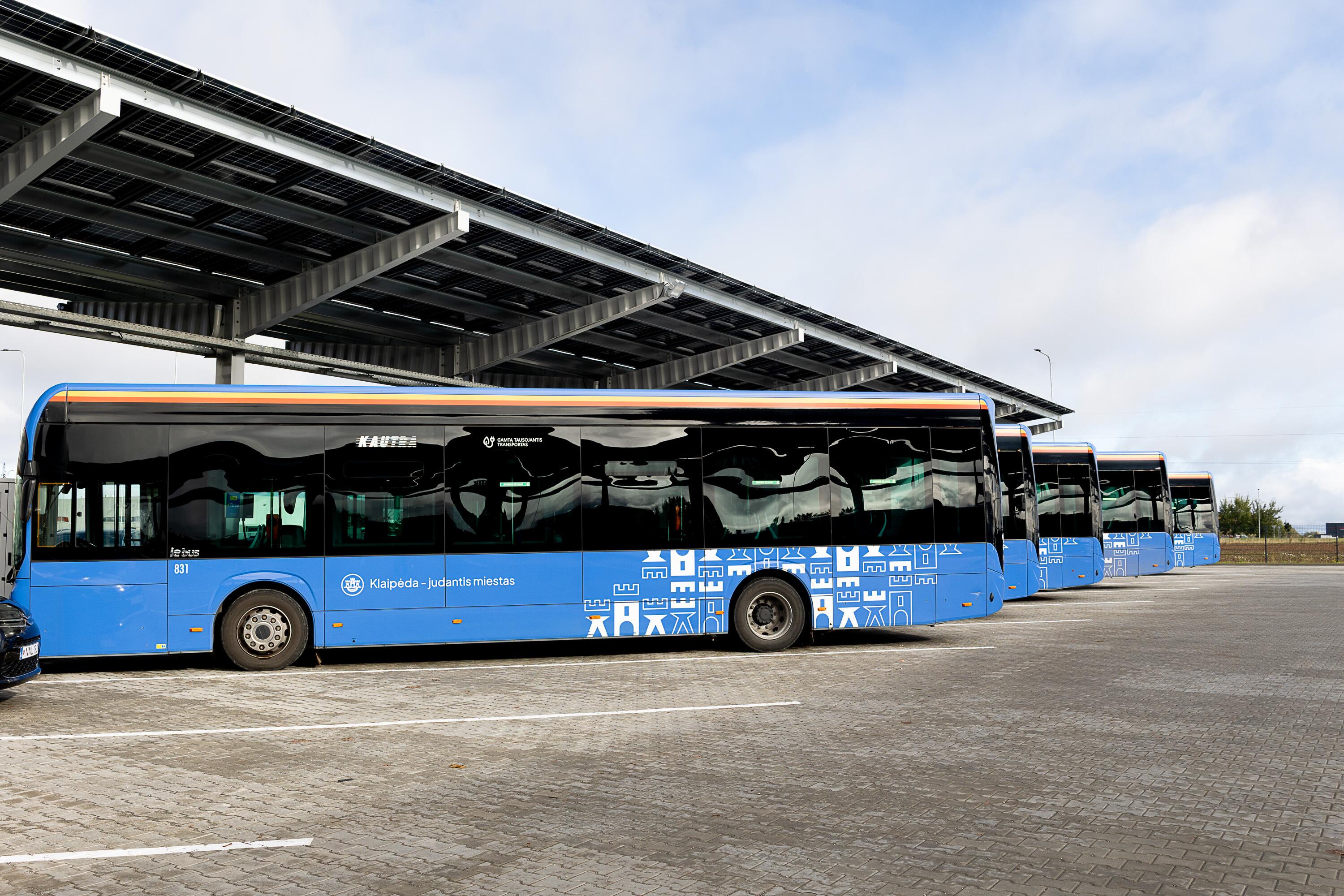 Perspektyvos: ant naujosios bazės stoginių ir serviso pastato įrengtų saulės elektrinių bendra galia siekia 500 kilovatų. Ateityje planuojama įrengti ir elektros energijos kaupiklius.