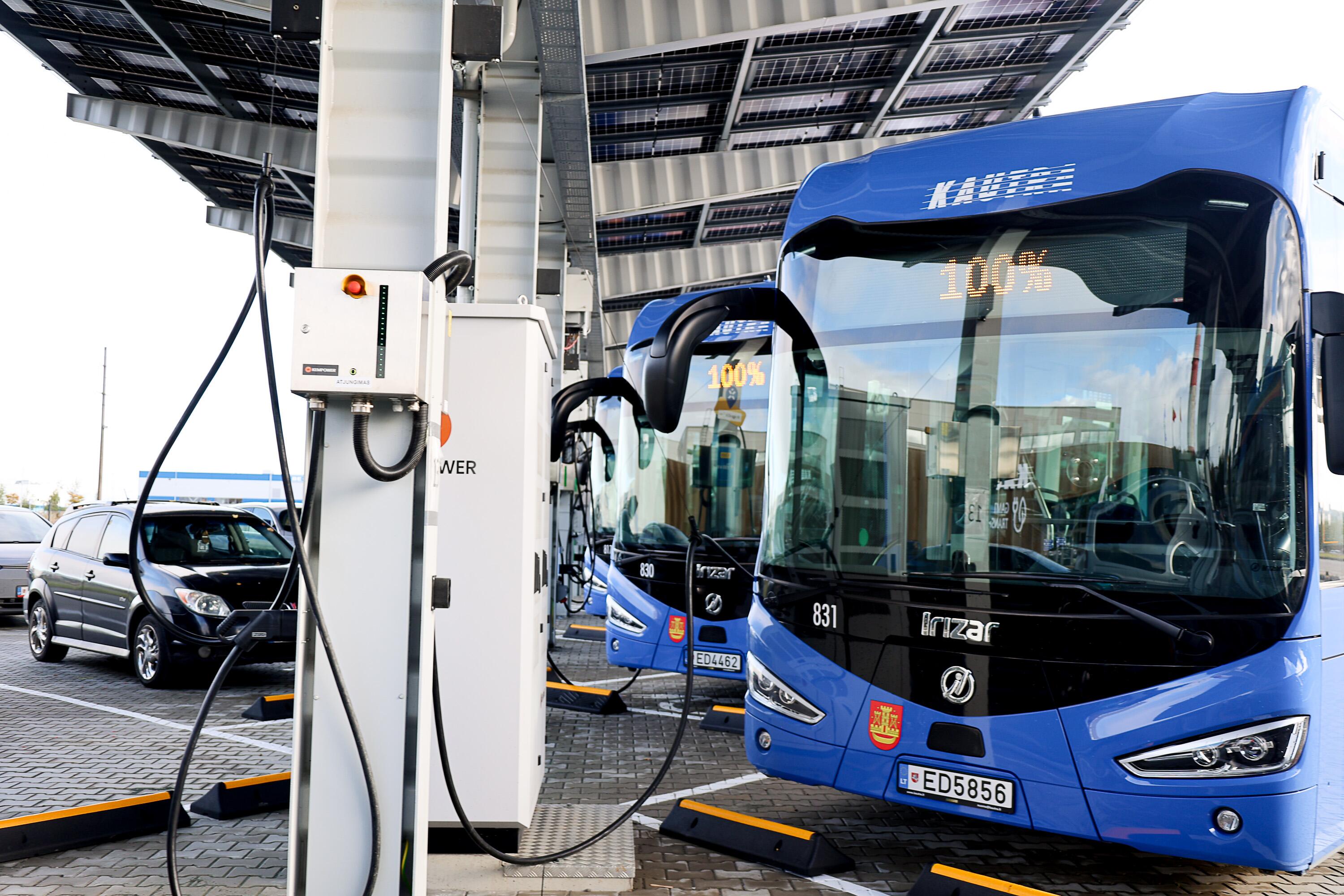 Modernu: naujojoje bazėje įrengtos remonto dirbtuvės, plovykla ir 44 elektrinių autobusų įkrovimo vietos.