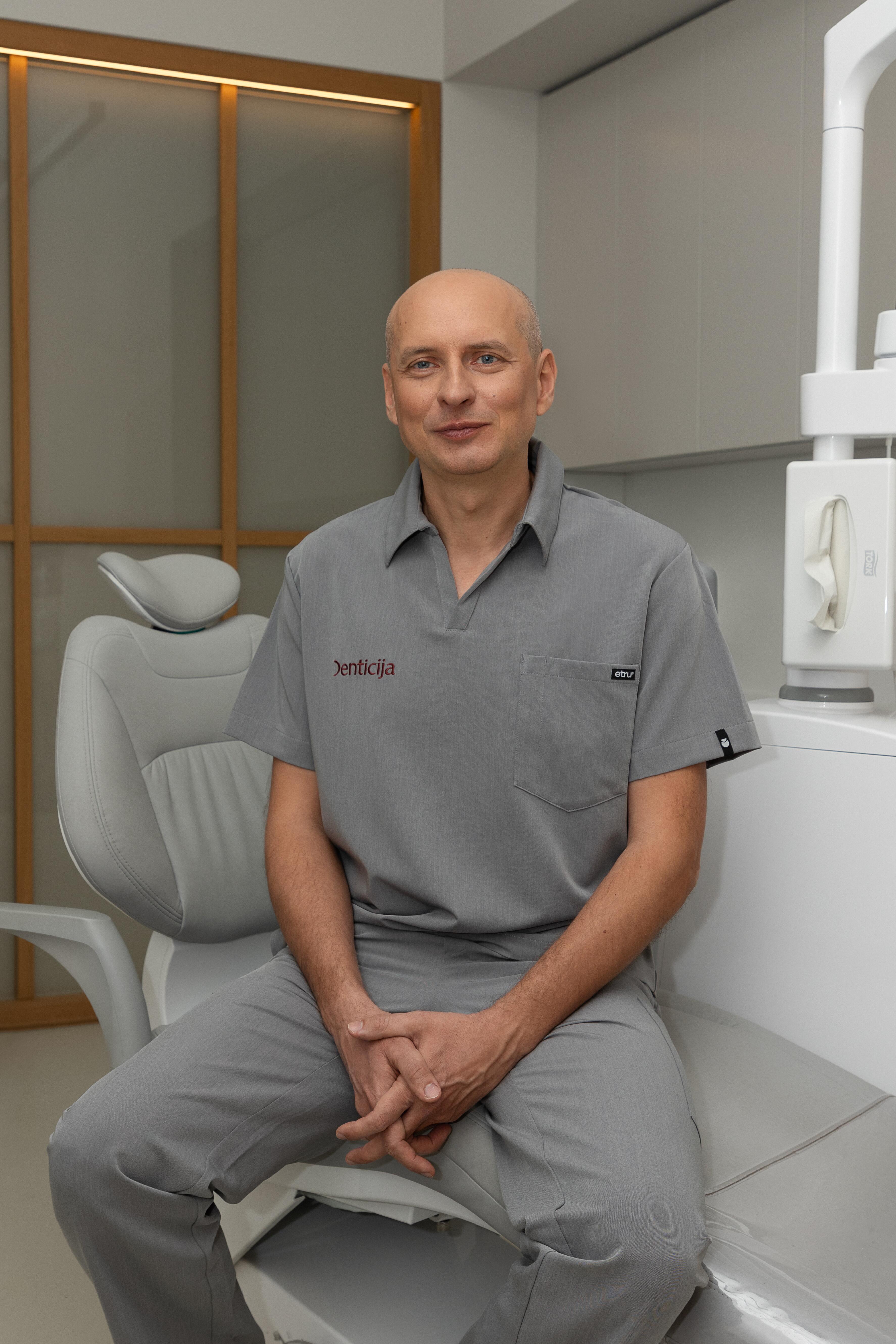 „Denticija“ gydytojas burnos chirurgas Gvidas Jankauskas