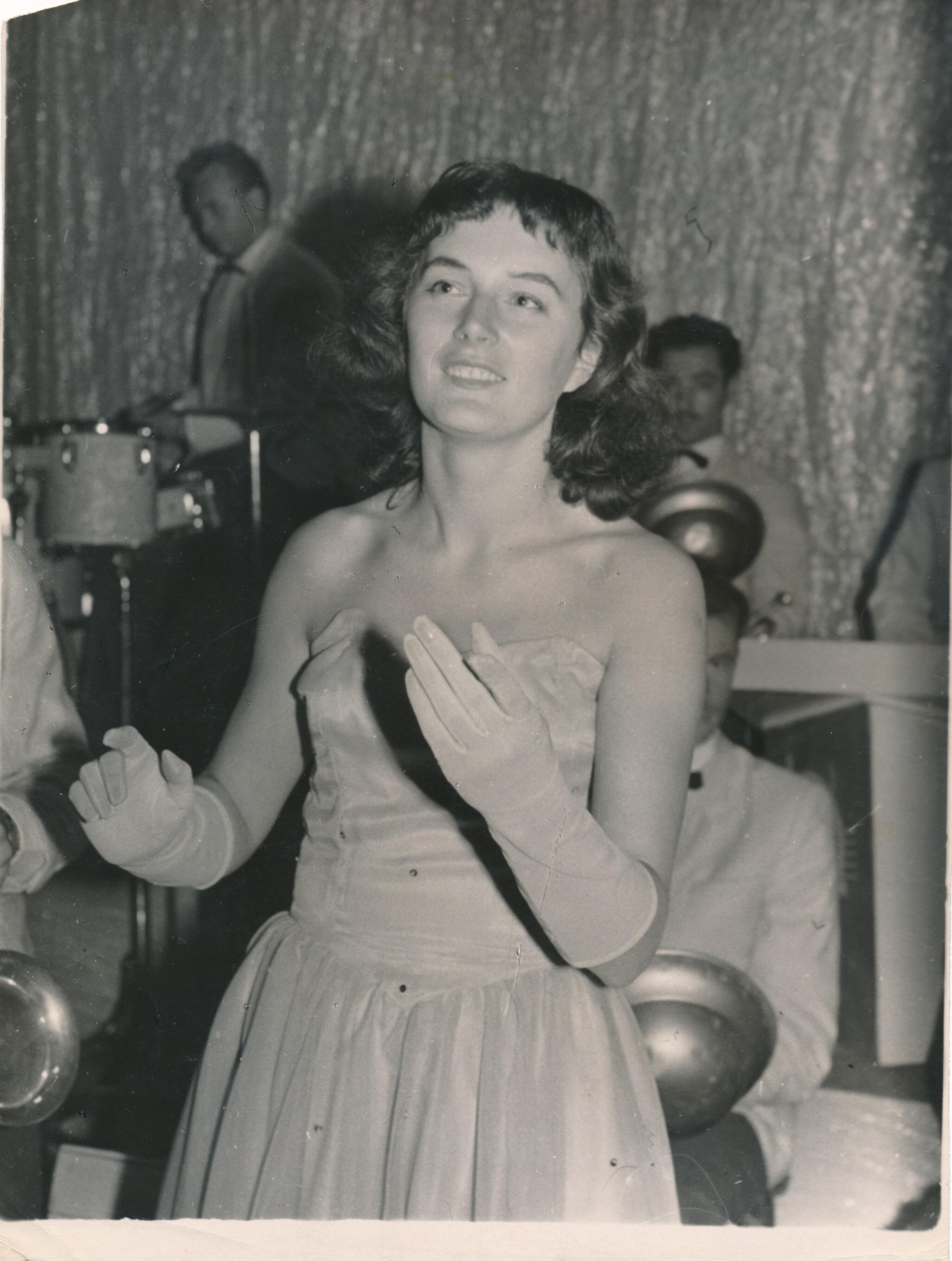 L. Ablėnaitė koncerte gastrolių metu. Armėnija, Jerevanas. 1959 m.