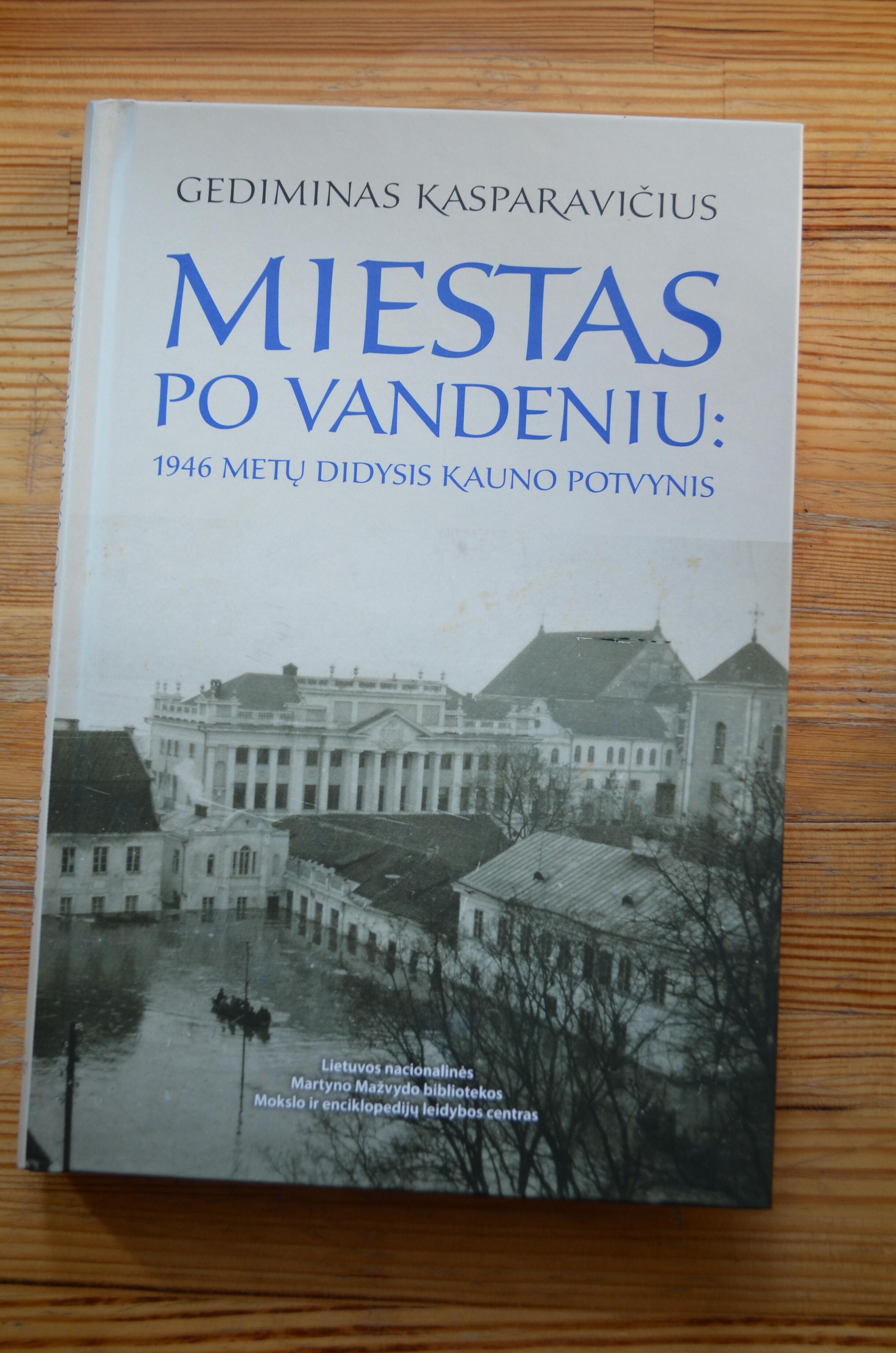 Istorija: knygos „Miestas po vandeniu: 1946 metų didysis Kauno potvynis“ viršelis.