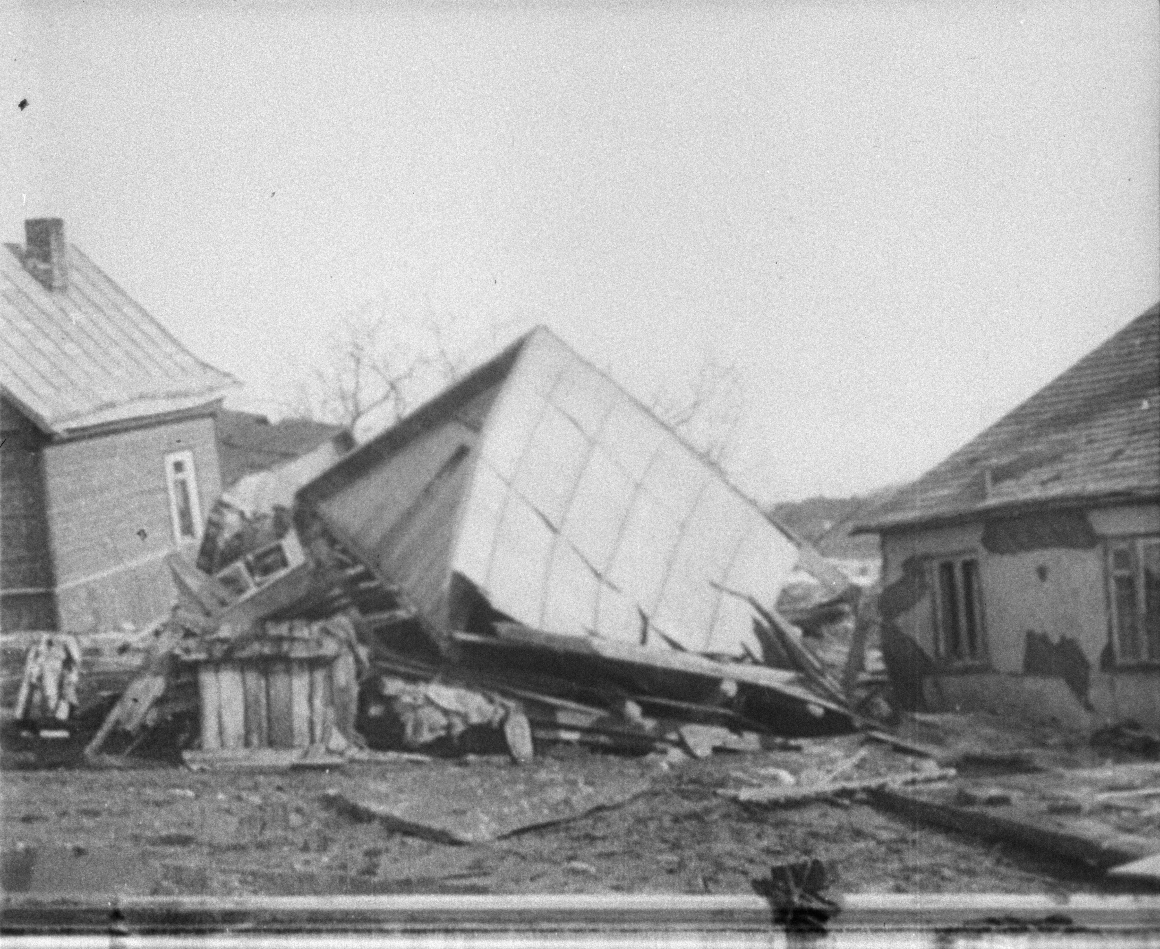 Nusiaubė: sugriauti pastatai Vilijampolėje per didįjį Kauno potvynį. 1946 m. Stop kadras iš filmo „Kauno potvynis“. E-kinas.lt.