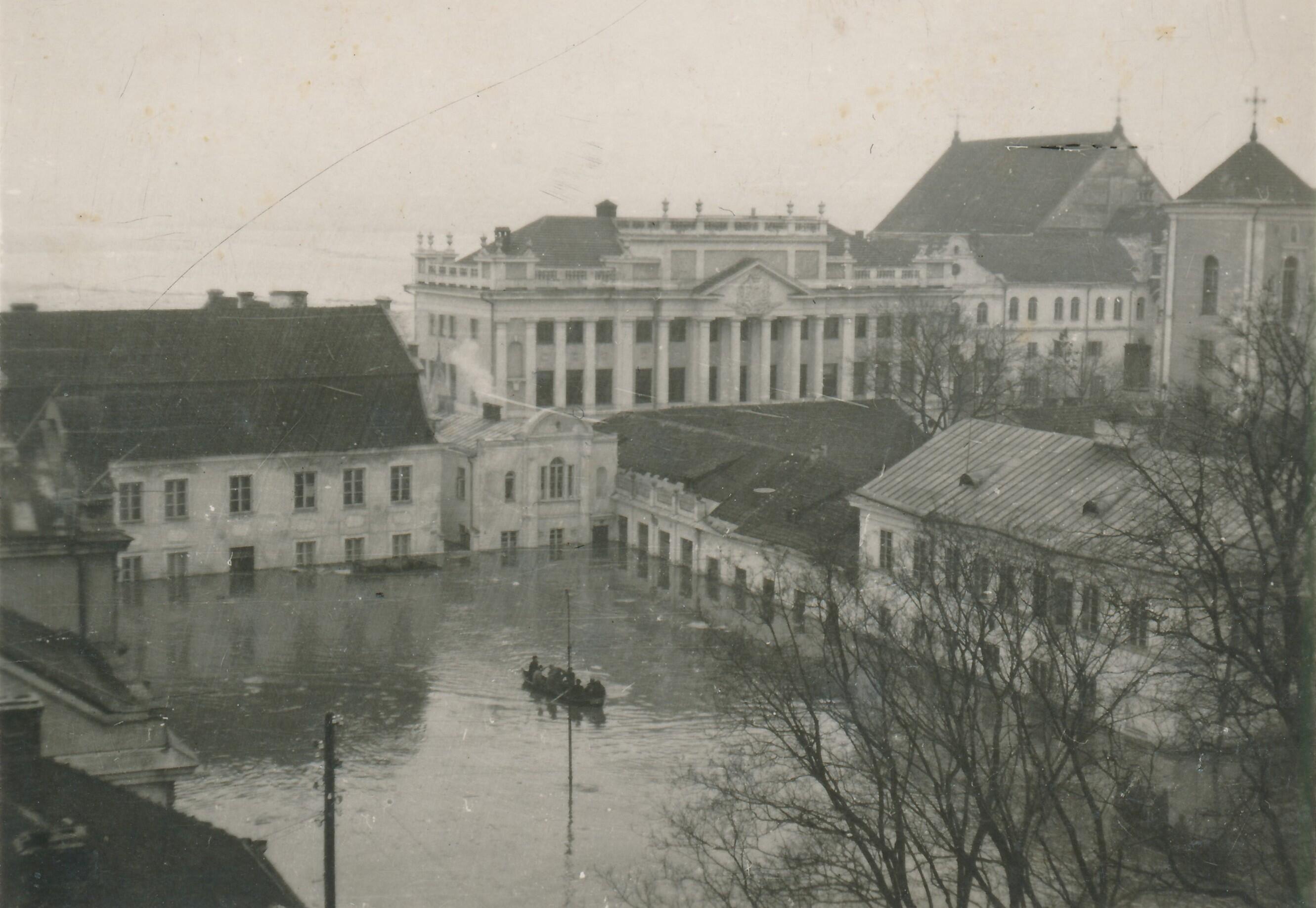 Skendėjo: dalis Kauno rotušės aikštės didžiojo Kauno potvynio metu. 1946 m.