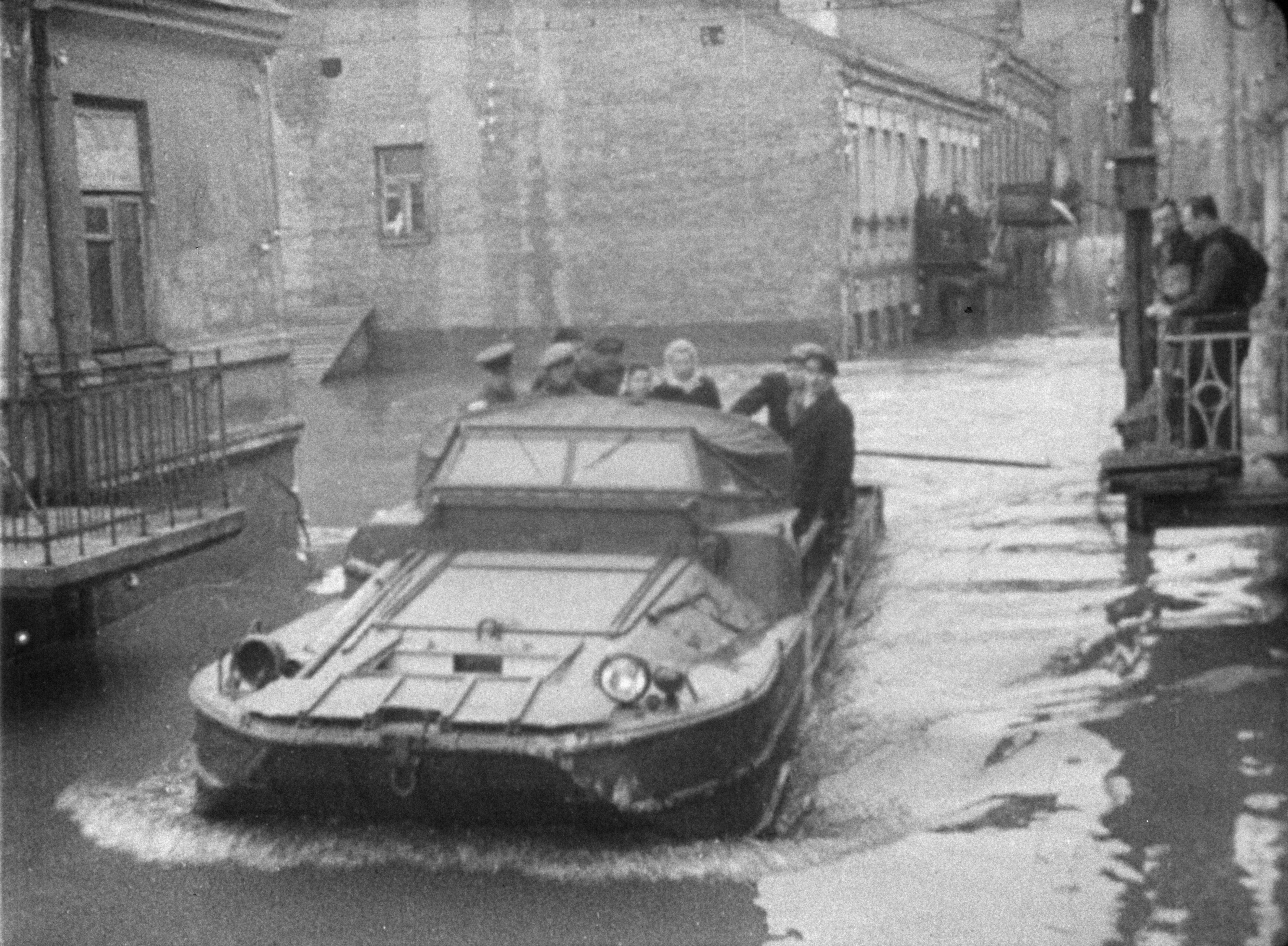 Egzotika: sovietų karo inžinierių naudota amerikietiška amfibija per potvynio gelbėjimo darbus Kalvių gatvėje (dab. Kumelių gatvė). 1946 m. Stop kadras iš filmo „Kauno potvynis“. E-kinas.lt.