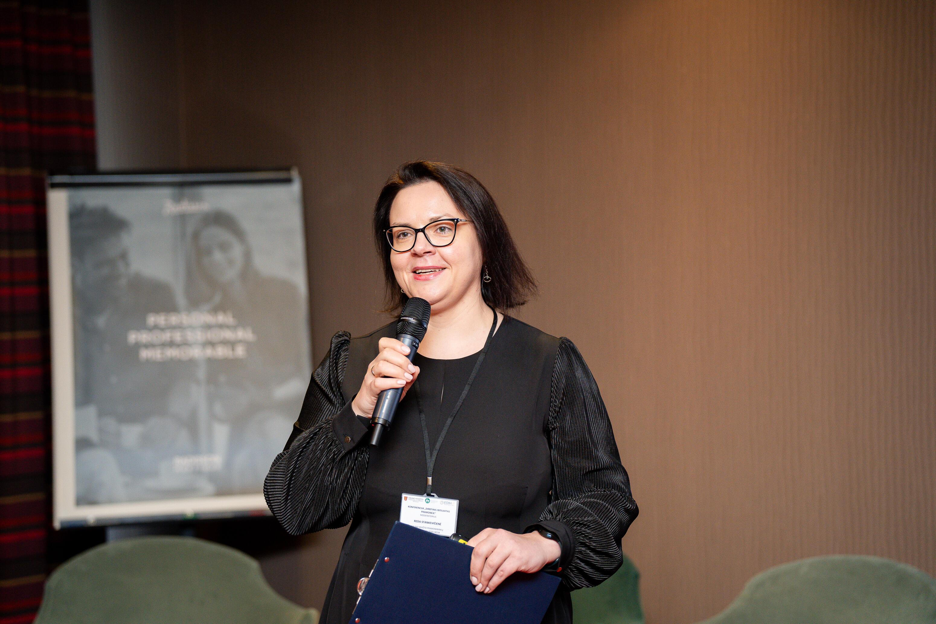 Tema: R. Stankevičienė kviečia į Lietuvos gamintojų parodą ir į diskusiją apie maisto rezervą, jo logistiką nenumatytais atvejais.