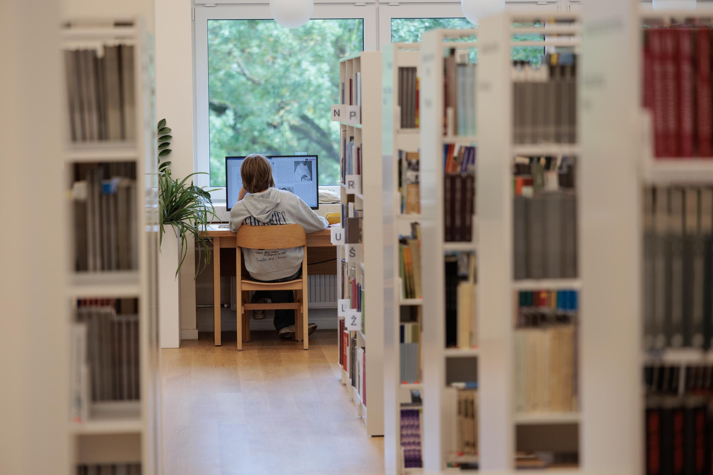 Erdvės: po modernizacijos Ąžuolyno bibliotekoje atsirado daugiau skaitytojams skirtų darbo vietų, todėl čia vis dažniau užsuka jaunimas – ne tik skaityti, bet ir mokytis.