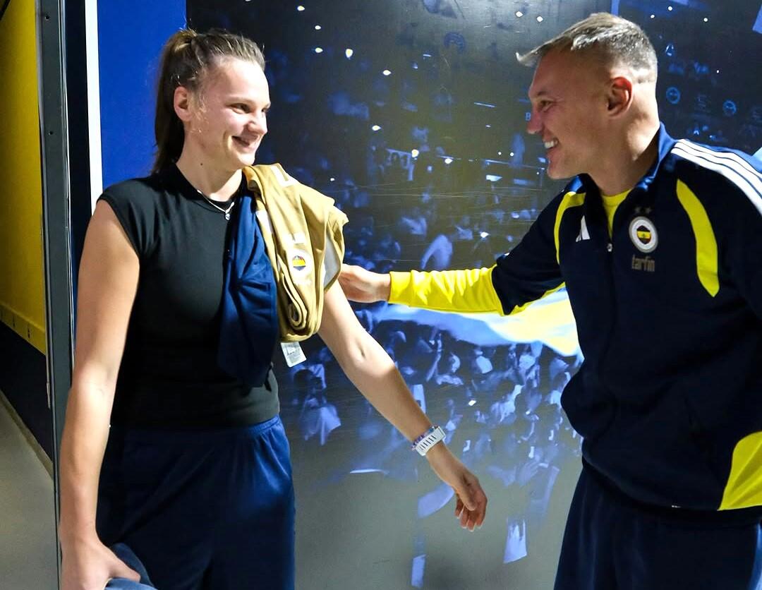 Tautiečiai: „Fenerbahce“ bazės koridoriuose susitiko moterų komandai atstovaujanti L. Juškaitė ir vyrų ekipos strategas Š. Jasikevičius.
