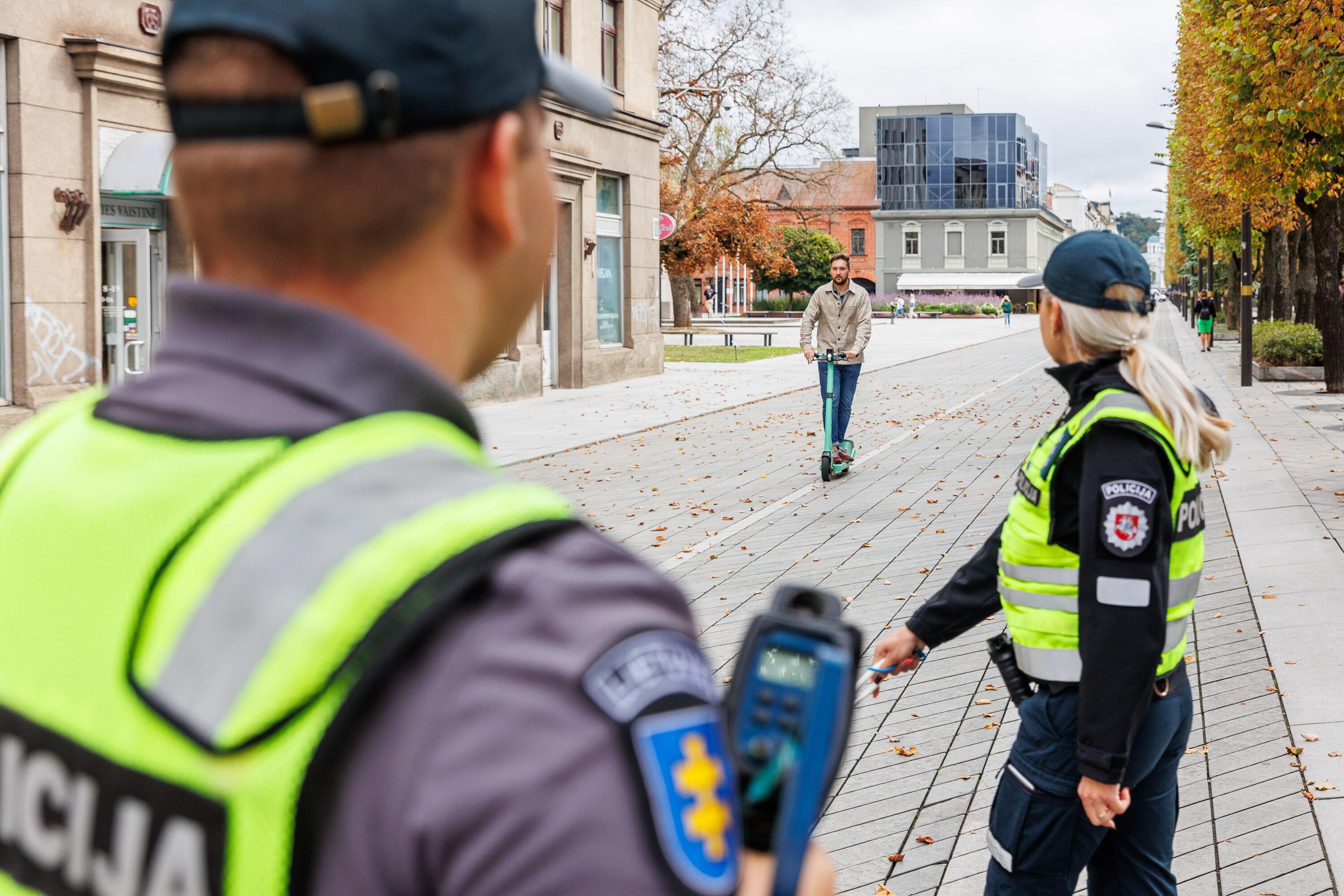 Skirtumai: mums lietuviškos KET atrodo logiškos, tačiau į Lietuvą vis labiau plūstantys vairuotojai iš tolimų šalių gali jų ir nesuprasti.