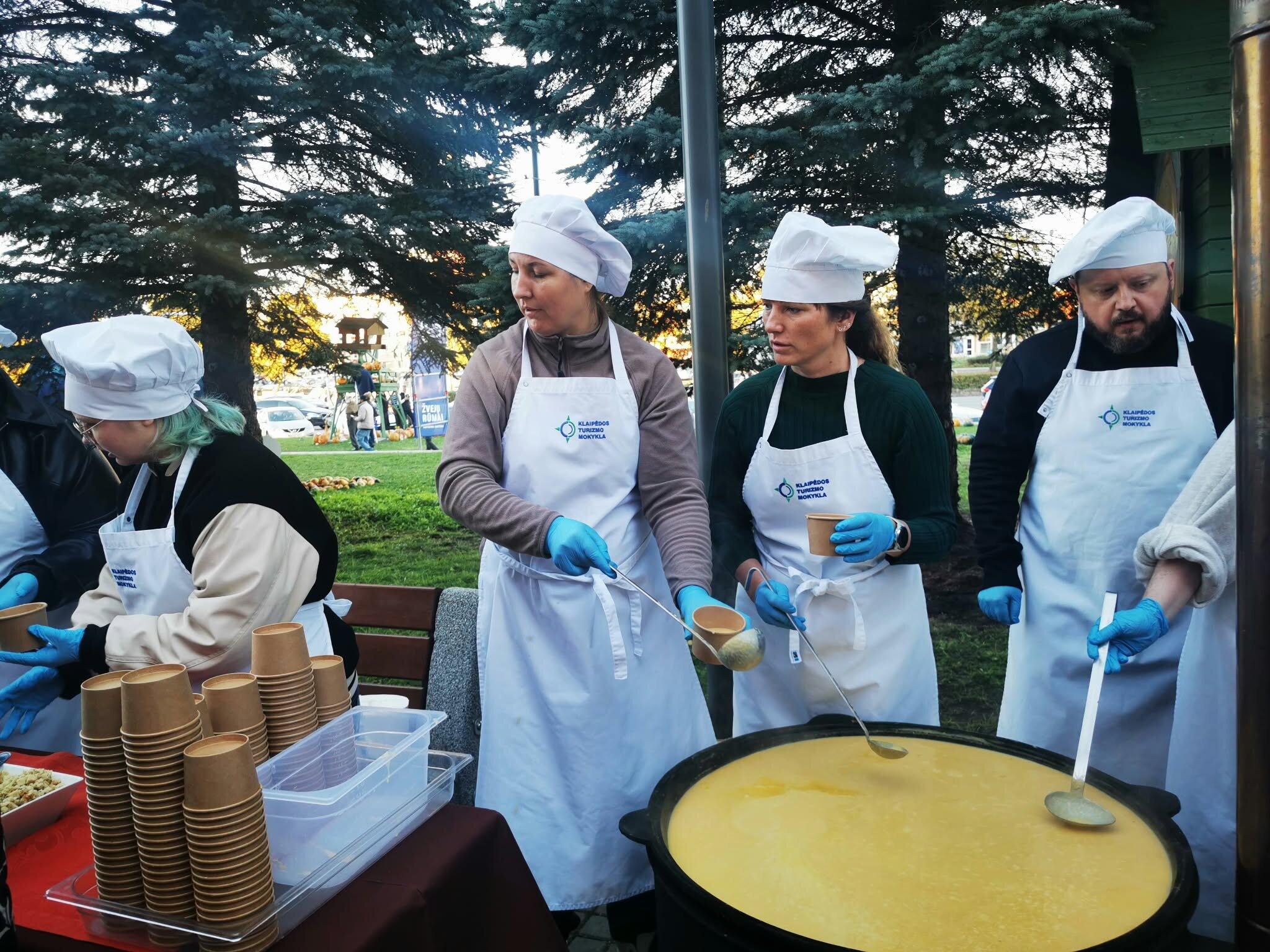 Gėrybės: šįmet klaipėdiečiams buvo dalijama nemokama moliūgų sriuba.