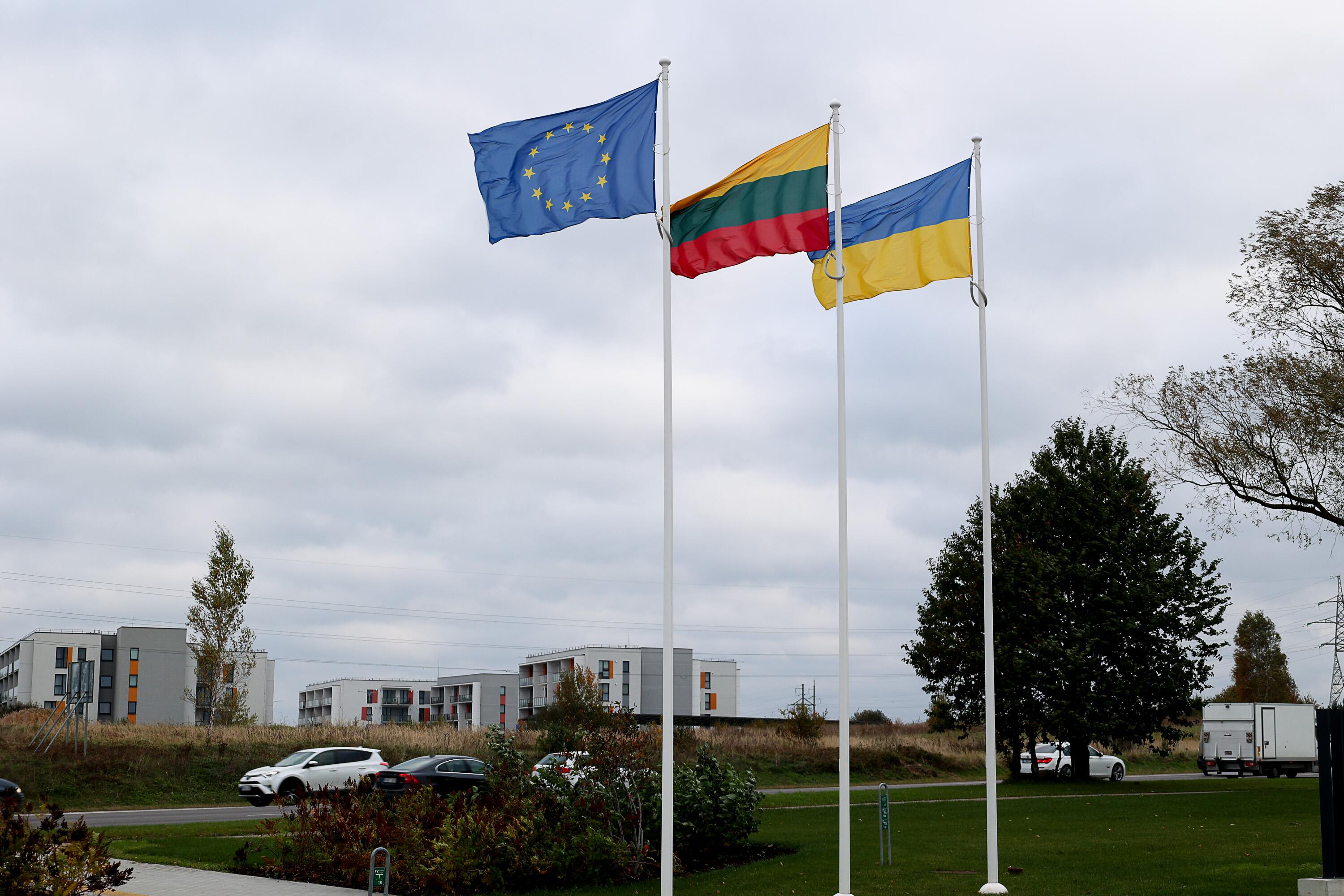 Akcentas: įvažiuojantieji į uostamiestį, prieš biurų pastatų kompleksą „Liepų parkas“, mato tris aukštus stiebus, kuriuose iškeltos Lietuvos, Ukrainos ir ES vėliavos.