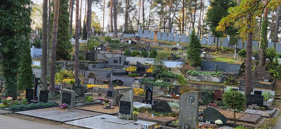 Kvietimas: artėjant Visų Šventųjų ir Vėlinių šventėms kapinių prižiūrėtojai kviečia išlaikyti pagarbą vieni kitiems ir elgtis atsakingai.