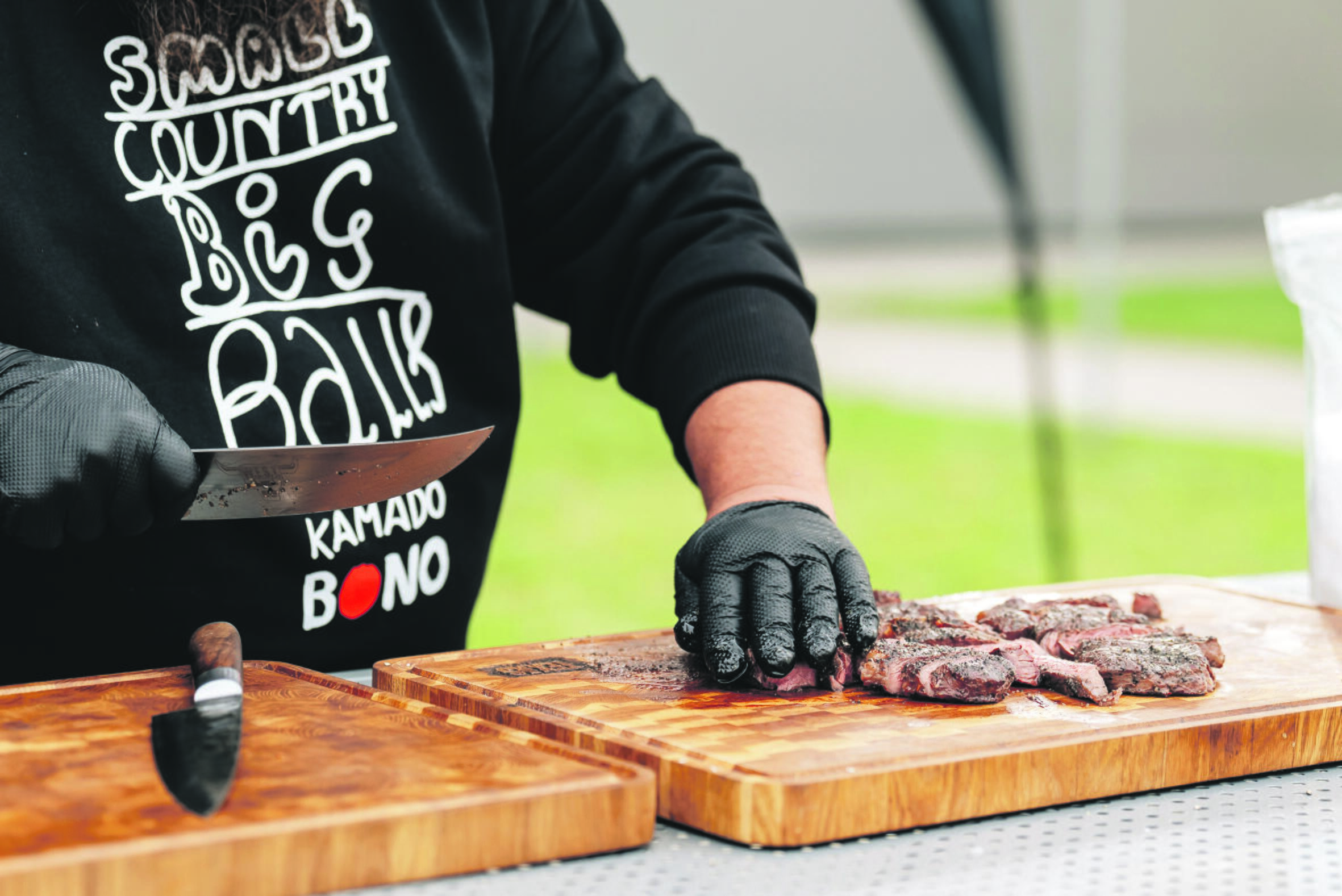 Skoniai: „Kamado Bono“ šefai atskleis mėsos kepimo subtilybes ir kvies paragauti profesionaliai iškeptos mėsos. 