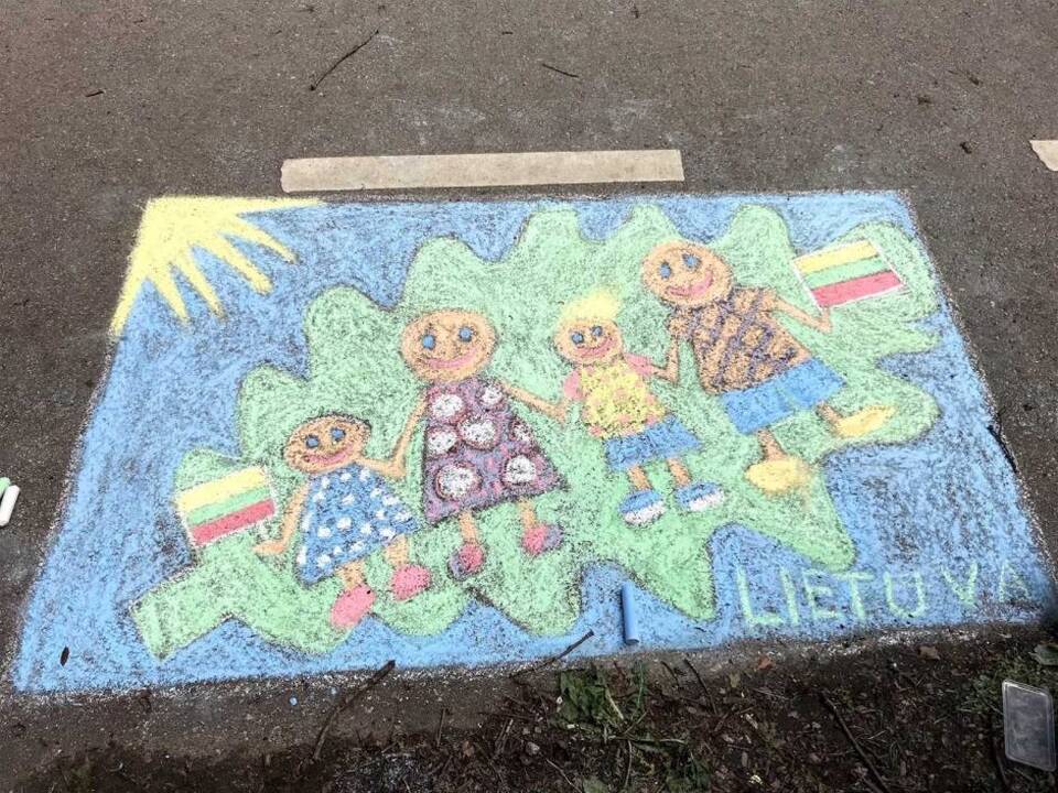 Vaikai Ąžuolyną išmargino tautiškais piešiniais