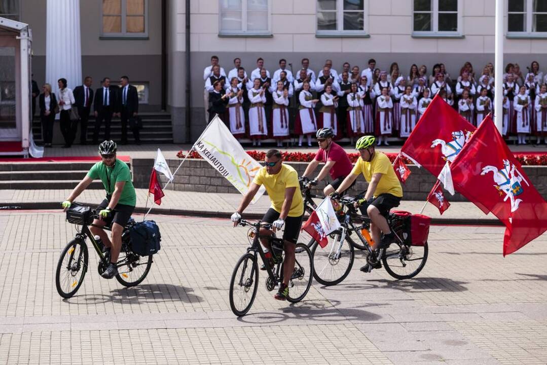 S. Daukanto aikštėje - iškilminga valstybės vėliavų pakėlimo ceremonija