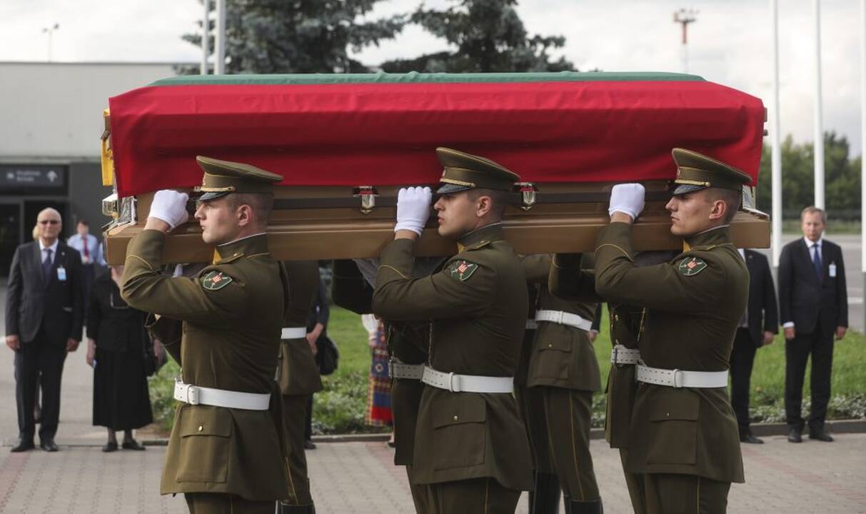 Į Lietuvą sugrįžo Biržiškų šeimos palaikai