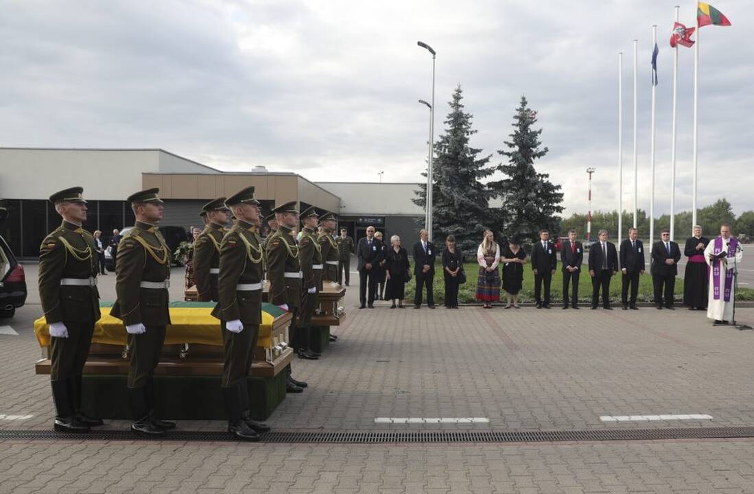 Į Lietuvą sugrįžo Biržiškų šeimos palaikai