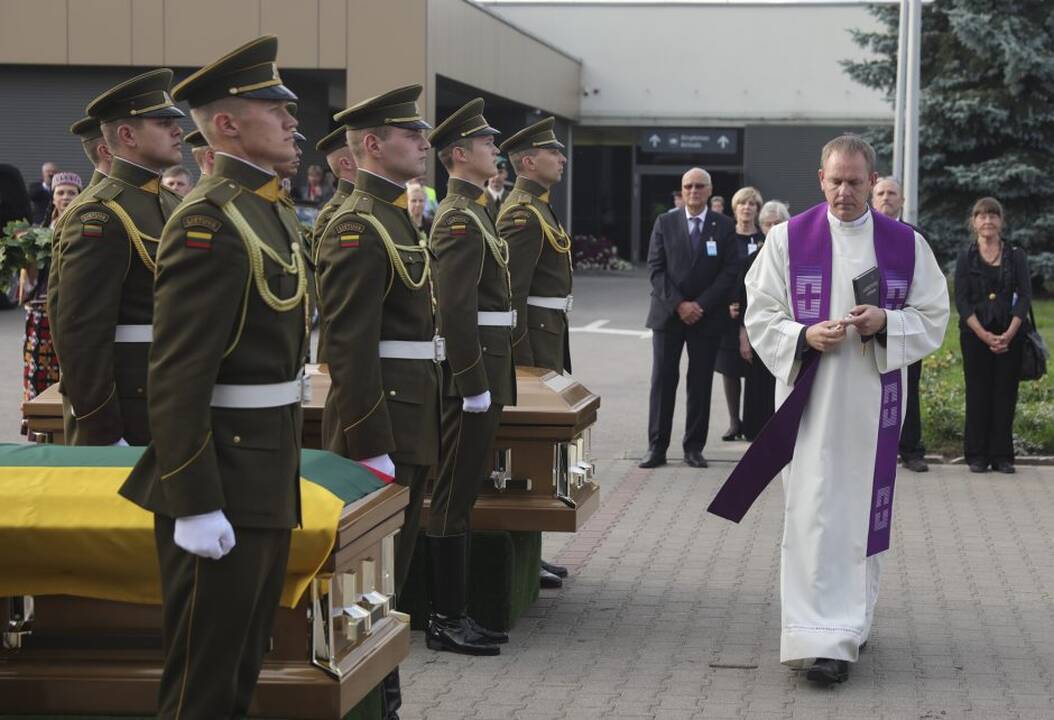 Į Lietuvą sugrįžo Biržiškų šeimos palaikai
