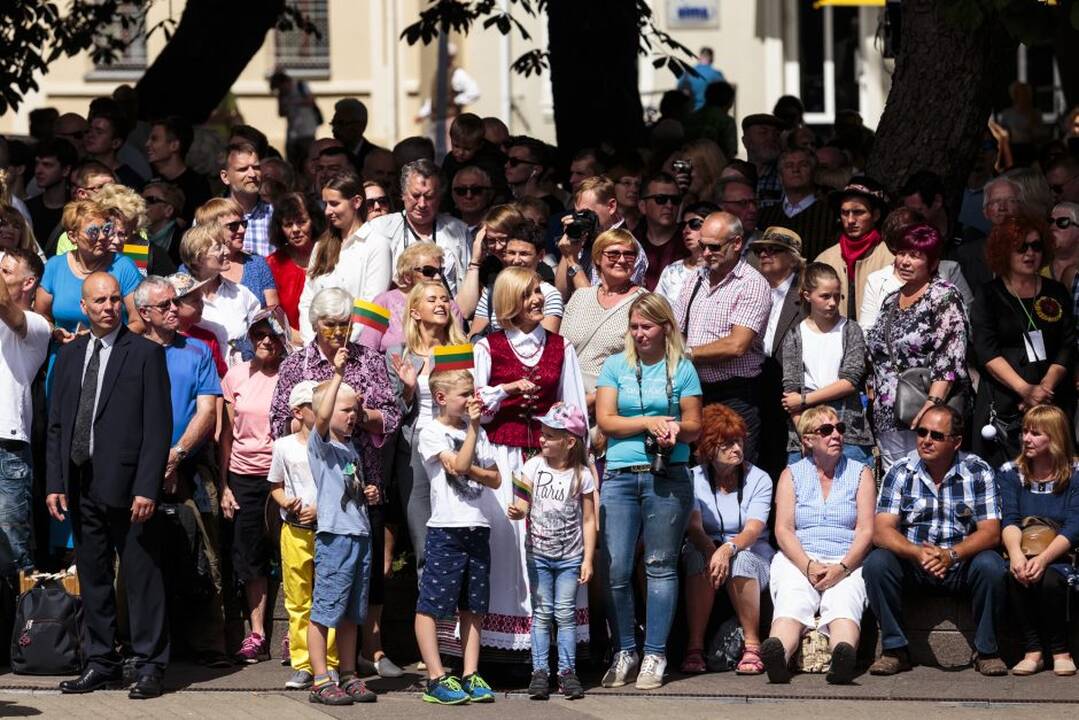 S. Daukanto aikštėje - iškilminga valstybės vėliavų pakėlimo ceremonija