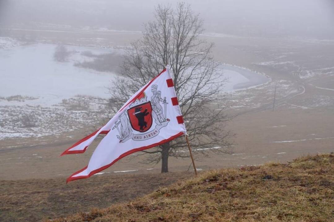 Įžvalgos: dvasregiu prisistatantis B.Mažonas tikina ypatingomis galiomis regintis istorinėse vietose buvusius įtvirtinimus ar karžygių palaidojimo vietas.