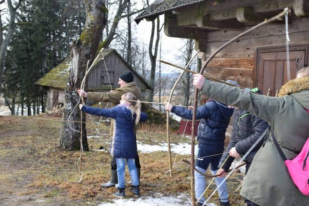 Įžvalgos: dvasregiu prisistatantis B.Mažonas tikina ypatingomis galiomis regintis istorinėse vietose buvusius įtvirtinimus ar karžygių palaidojimo vietas.