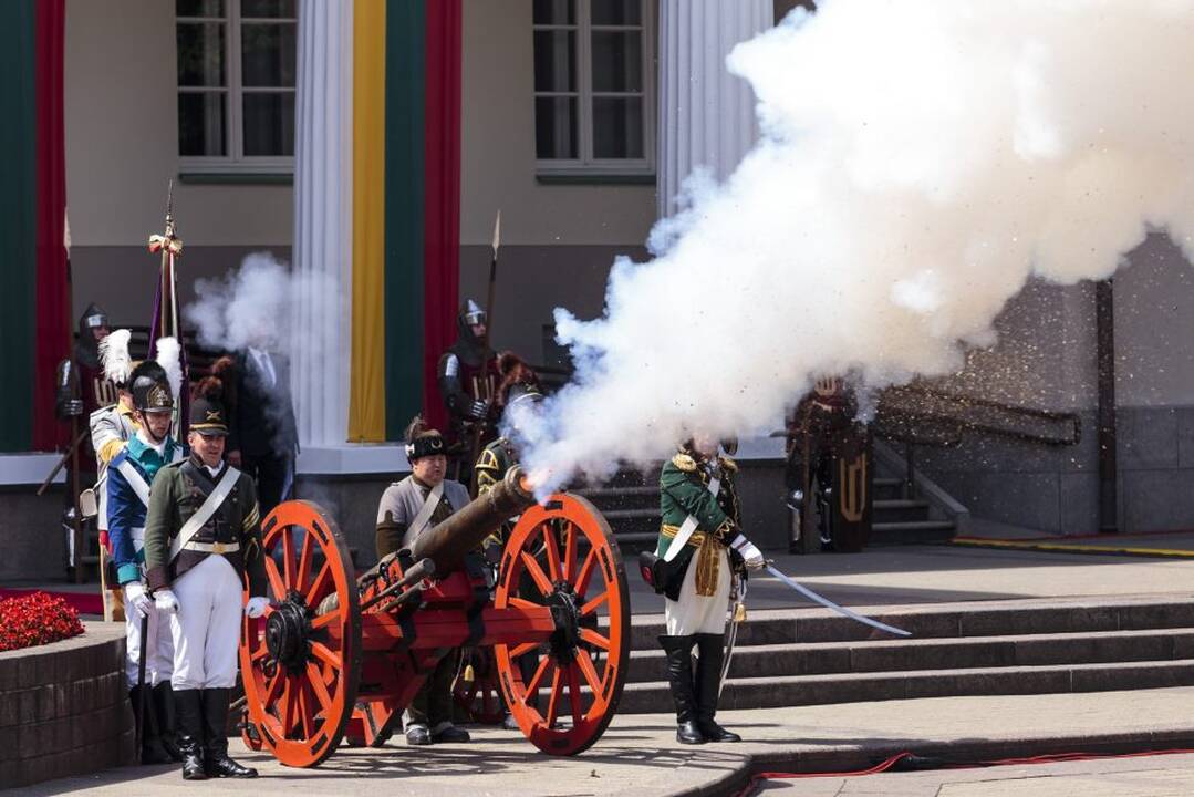 S. Daukanto aikštėje - iškilminga valstybės vėliavų pakėlimo ceremonija