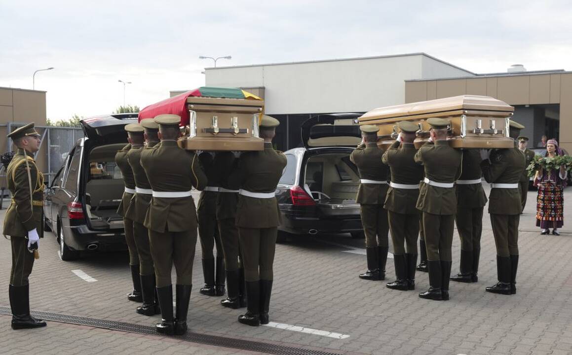 Į Lietuvą sugrįžo Biržiškų šeimos palaikai